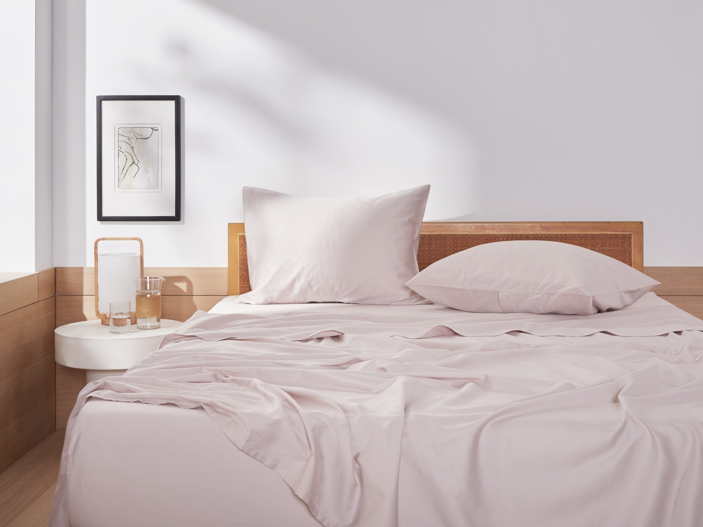 Luxury Sateen Fitted Sheet - Queen Size, Soft & Wrinkle-Resistant - Blush Pink Bedding for Comfortable Sleep - Perfect for Master Bedroom, Guest Room & Airbnb