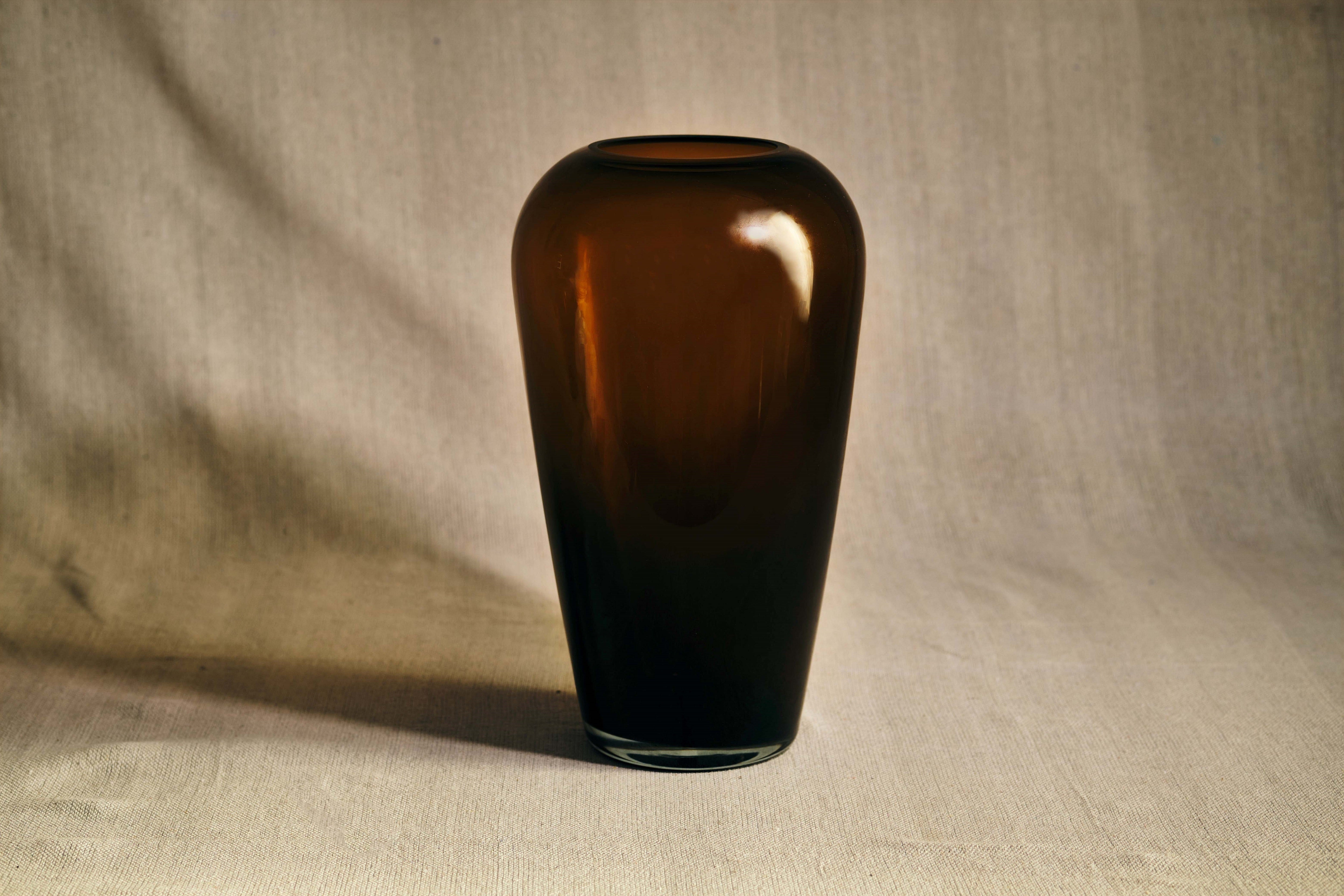 Elegant Rounded Brown Glass Vase - Handcrafted Decorative Centerpiece for Home, Wedding & Floral Arrangements