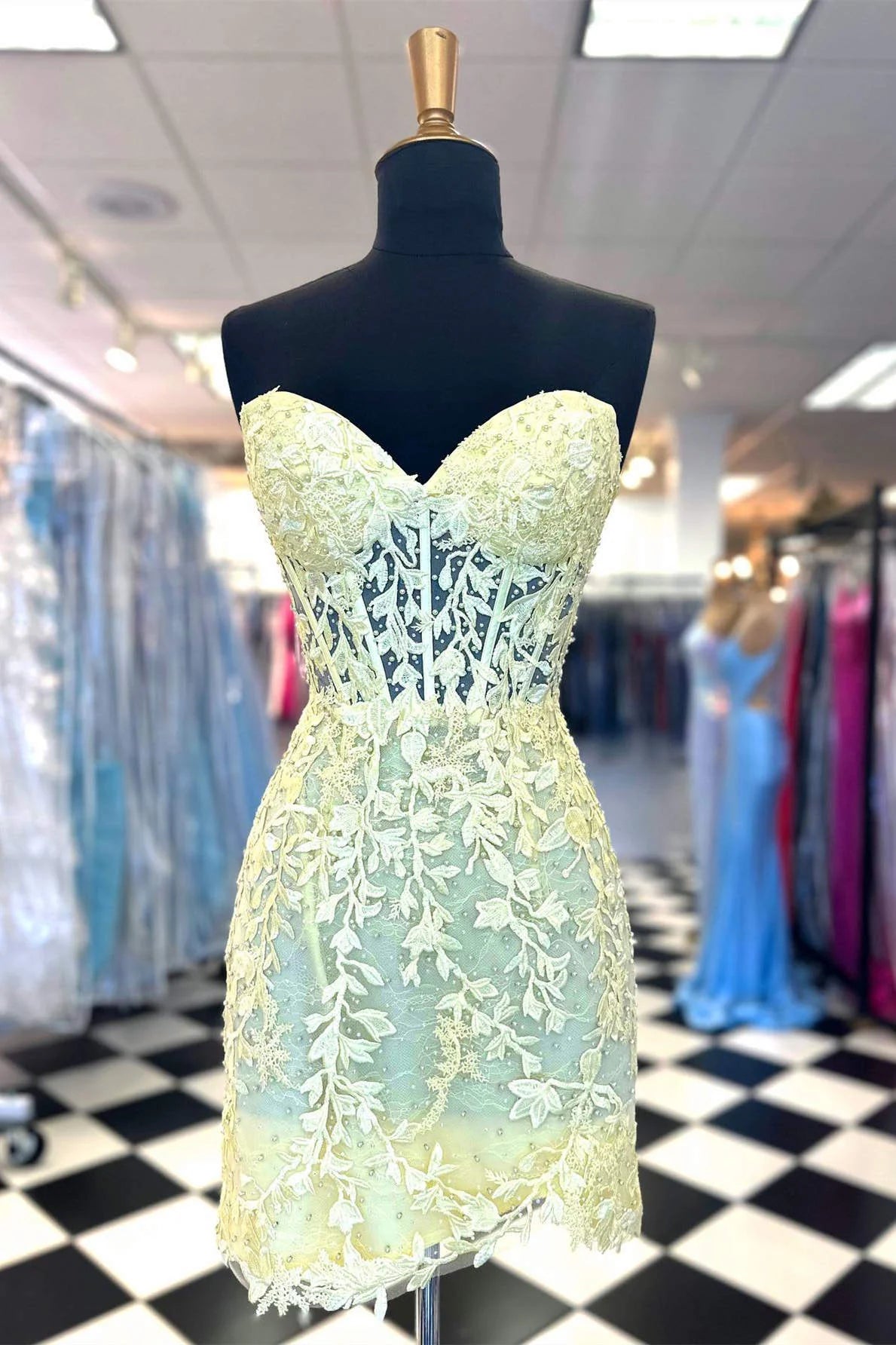 Elegant Yellow Lace Bodycon Homecoming Dress 2025 with Short Appliques & Beading - Perfect for Prom, Party, and Special Occasions