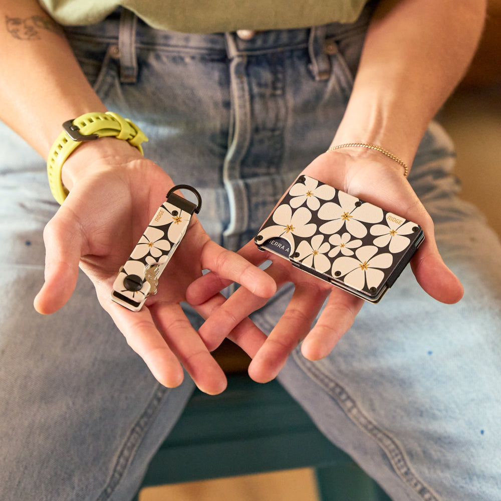 Ridge KeyCase Daisy Dream - Slim RFID Blocking Key Holder for Men & Women - Perfect for Travel, Office, and Everyday Use