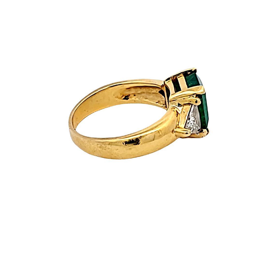 0.75 Carat Triangular Cut F VS2 Diamond & 2.90 Carat Emerald 18K Yellow Gold Engagement Ring for Women - Perfect for Wedding, Anniversary & Special Occasion Gifts