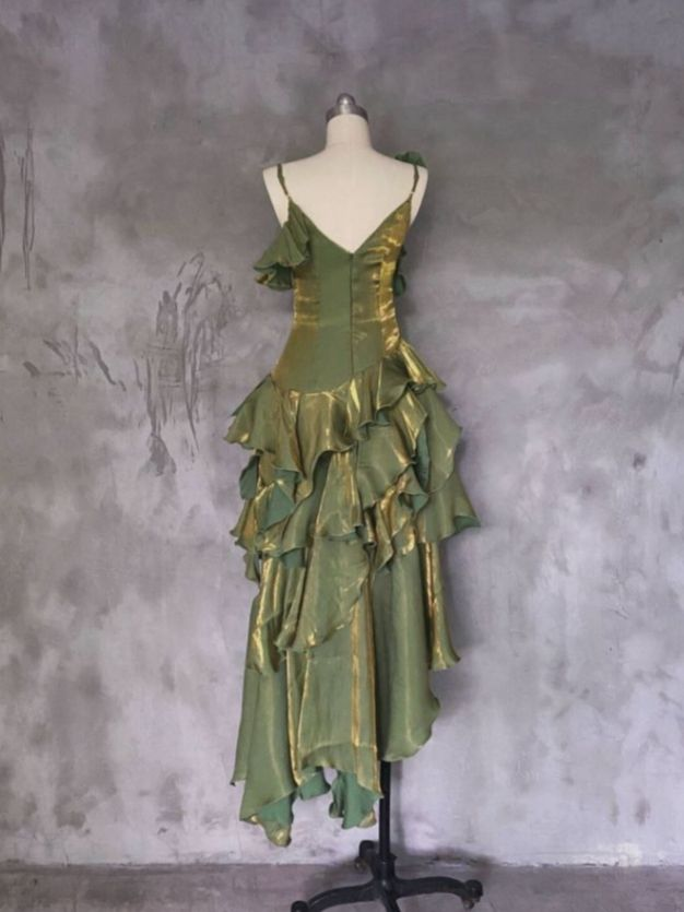 Elegant Green Spaghetti Strap Prom Dress with Ruffle Detail - Formal Evening Gown for Homecoming, Wedding Guest & Special Occasions - Style J5972