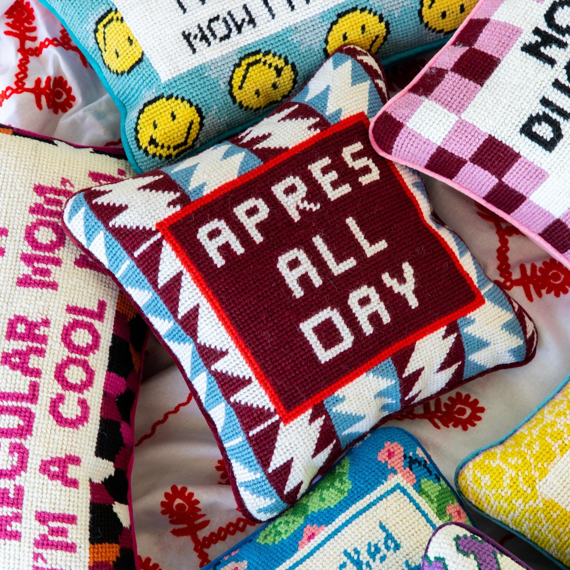 Cozy Apres Ski Needlepoint Pillow - Winter Cabin Decor, Perfect for Sofa & Bed - Ideal for Ski Lodge, Chalet & Home Styling