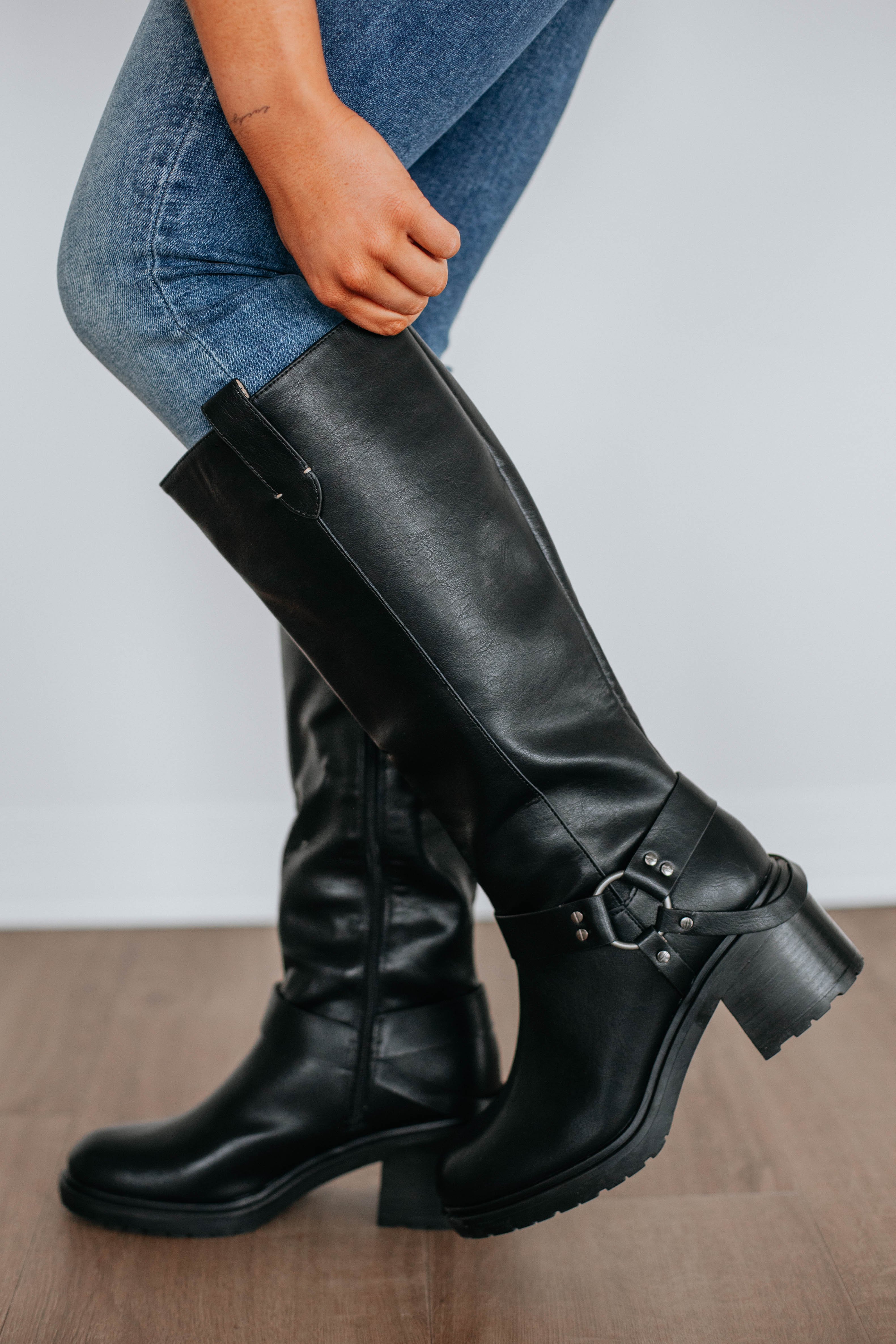 Stylish Black Boots for Women - Comfortable & Trendy Footwear for Fall & Winter - Perfect for Casual Outfits, Work & Outdoor Adventures