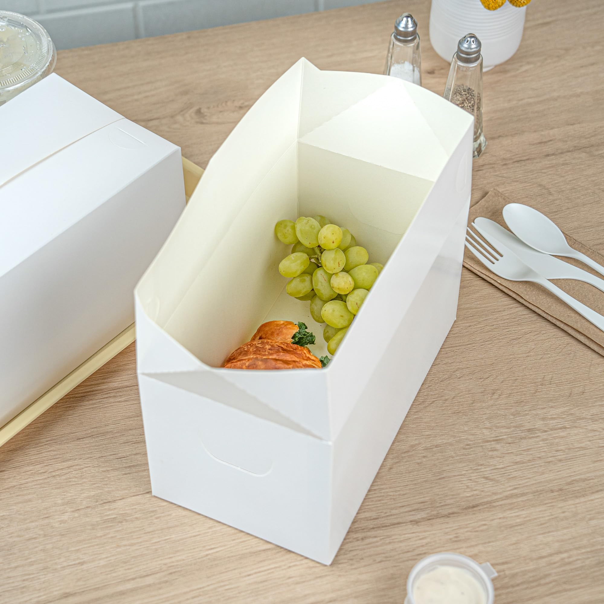 Restaurantware Bio Tek 80oz Eco-Friendly Takeout Containers - 400 Pack Rectangle Disposable Food Boxes with Secure Fast Closure | Leakproof & Greaseproof | Perfect for Burgers, Fried Chicken, Catering & Food Delivery Services