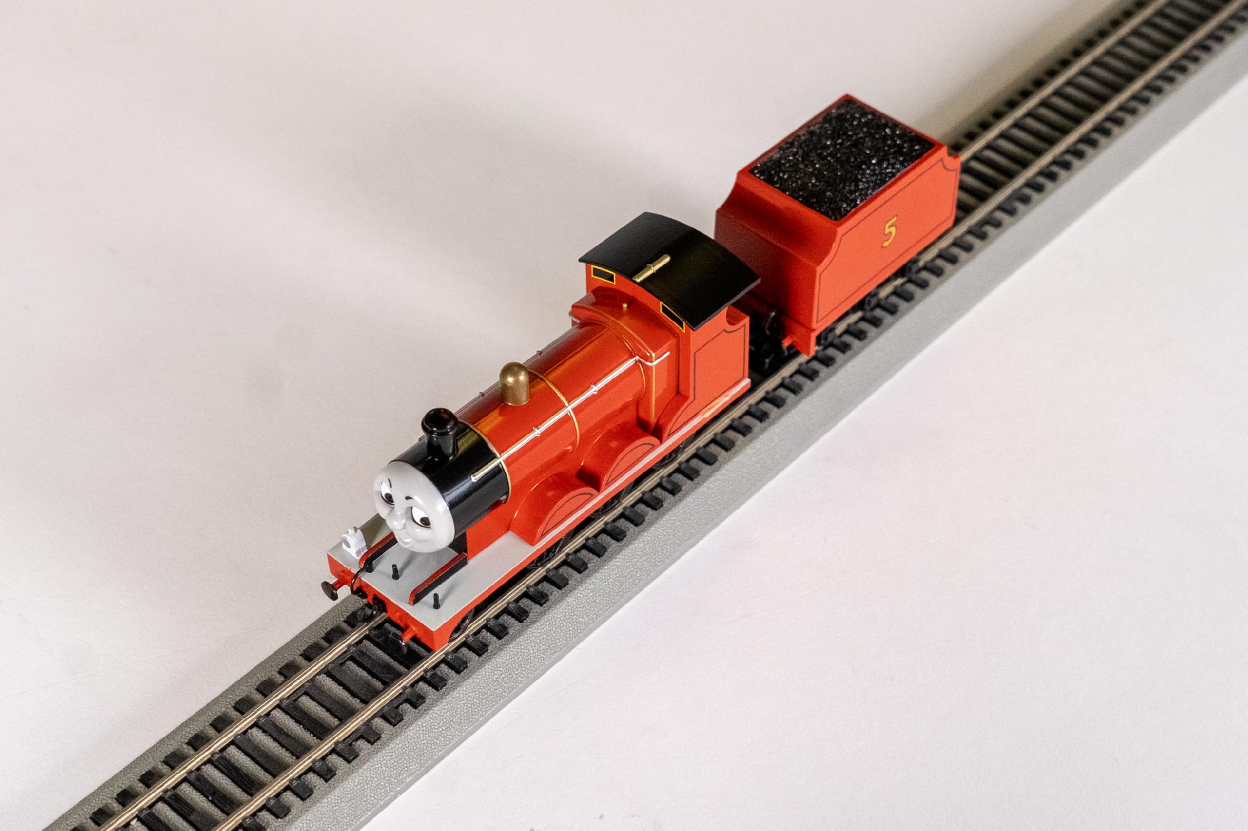 Bachmann Trains - THOMAS & FRIENDS James The Red Engine with Moving Eyes - HO Scale Model Train for Kids & Collectors - Perfect for Birthday Gifts, Train Sets & Display Collections