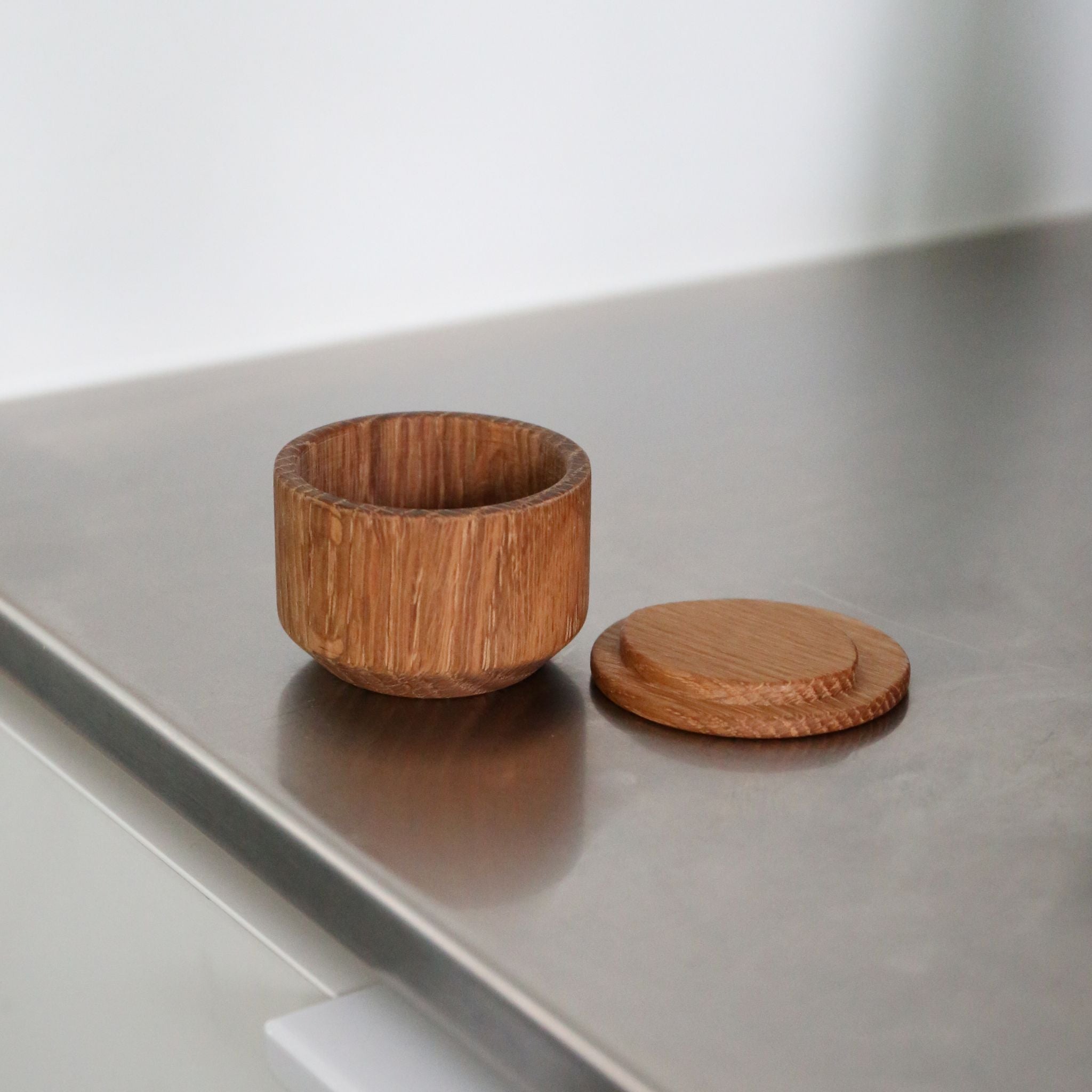 EKTA LIVING 'Salt Me' Natural Oak Salt Dish with Lid - Premium Oil-Finished Wooden Salt Cellar for Kitchen, Dining Table & Countertop Decor