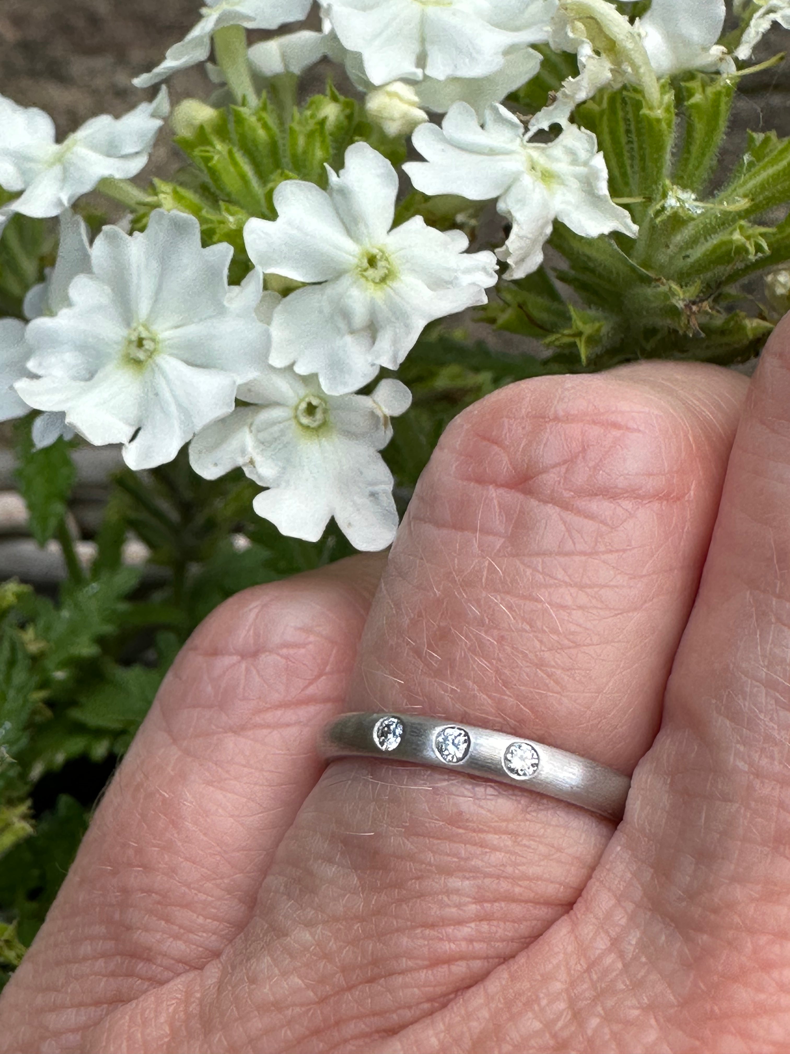 18ct White Gold Ladies Diamond Ring - 0.06ct TW VS1 Round Cut Solitaire Engagement Ring for Women, Perfect for Proposals, Anniversaries & Special Occasions