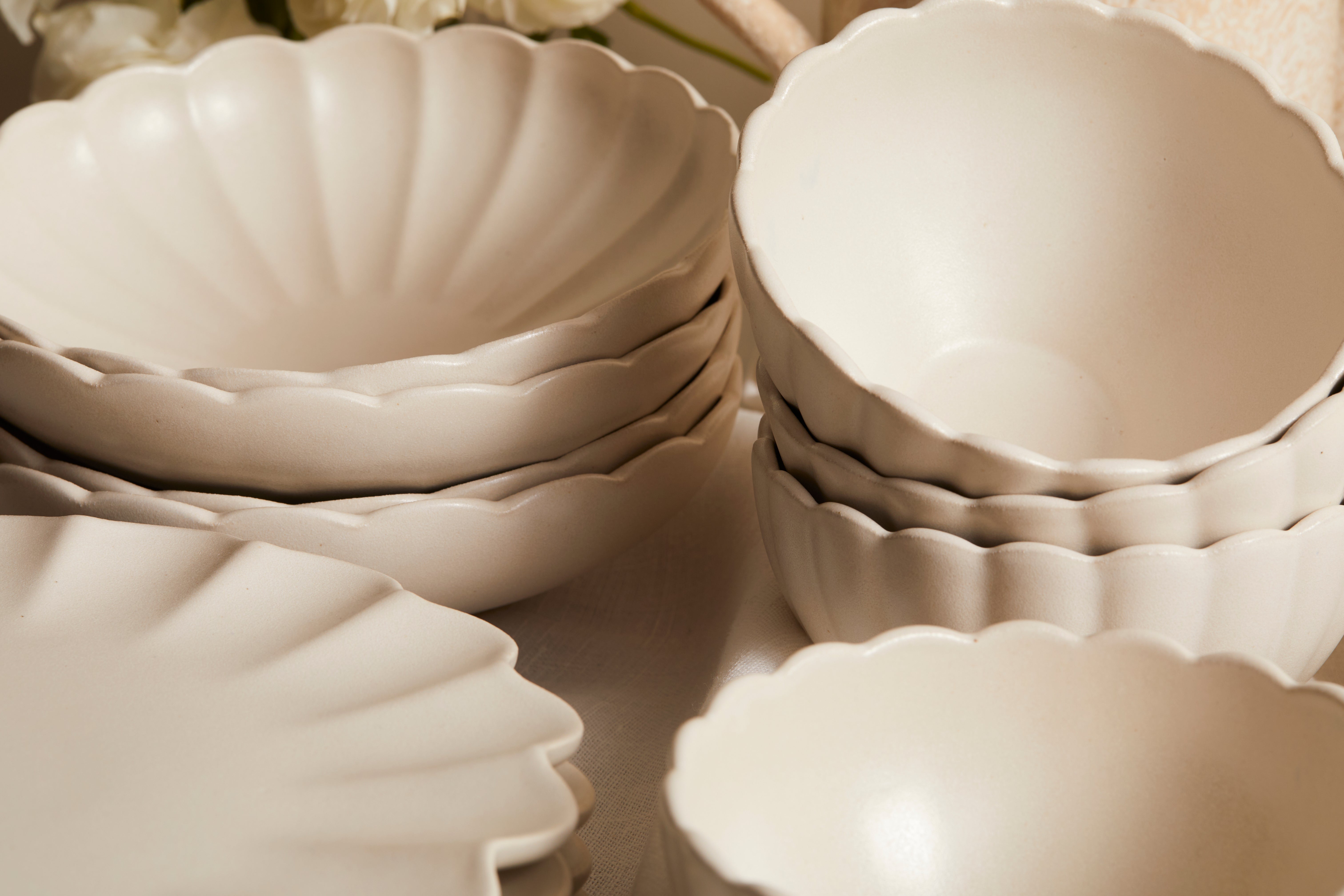 Premium Dhalia Stoneware Dinnerware Set - Elegant White Porcelain Plates, Bowls & Mugs - Perfect for Family Dinners, Holiday Entertaining & Restaurant Use