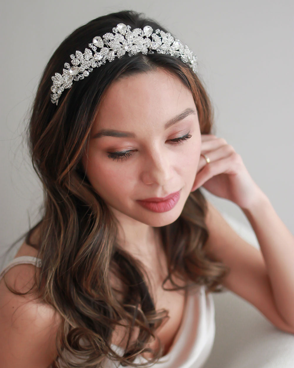 Sparkling Crystal Tiara for Women - Elegant Bridal Wedding Headpiece, Prom Queen Crown, Birthday Party Accessory | Perfect for Weddings, Proms, Pageants, Cosplay & Special Events