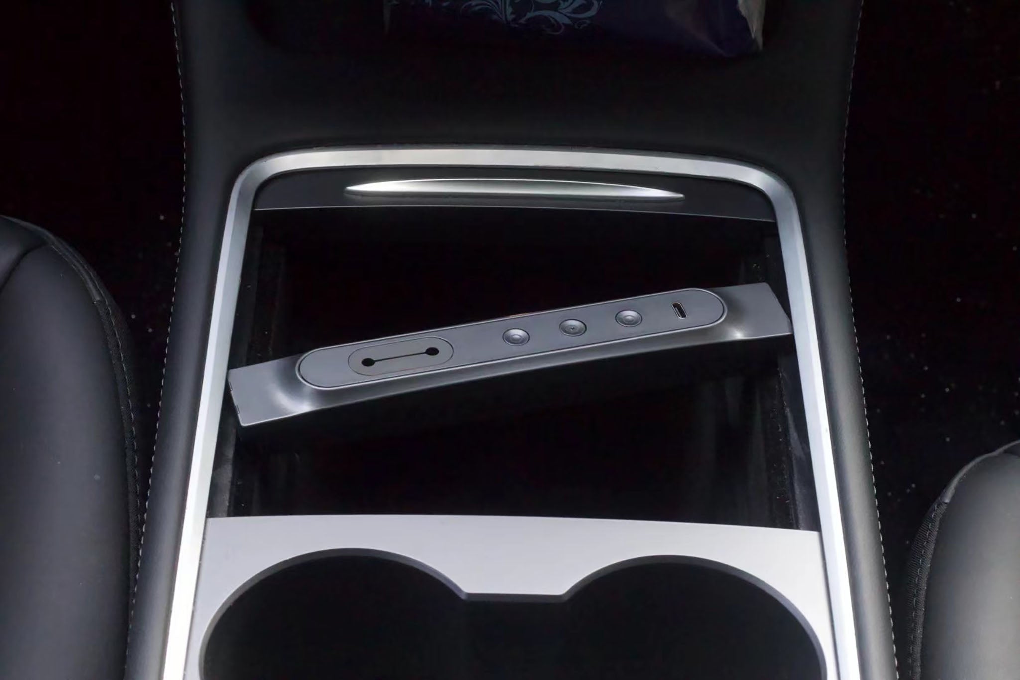 USB Hub with Physical Shortcut Buttons for Tesla Model 3/Y (2021+) - Enhance Your Driving Experience with Quick Access Controls