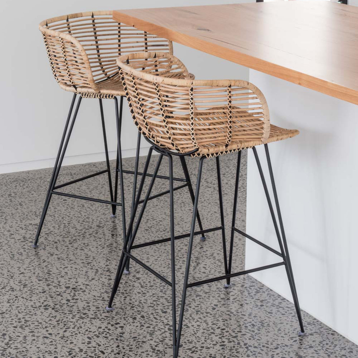 Satara Anna Bar Stool - Modern Counter Height Swivel Stool with Padded Seat for Kitchen Island, Breakfast Nook & Home Bar - Comfortable & Stylish Dining Chair for Indoor Use