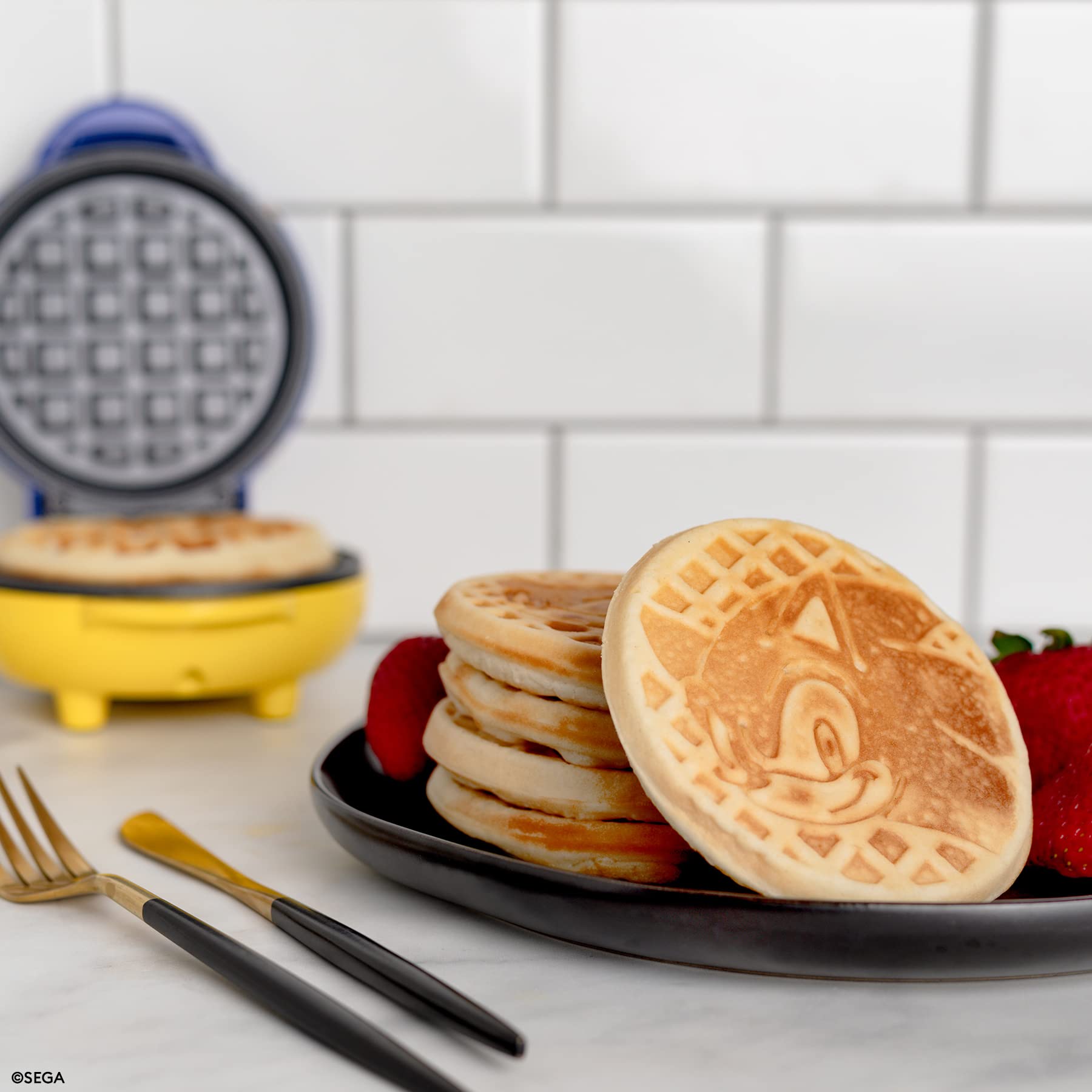 Sonic the Hedgehog Mini Waffle Maker by Uncanny Brands - Sega Licensed Character Waffle Iron for Kids & Adults - Perfect for Breakfast, Parties & Gaming Themed Events