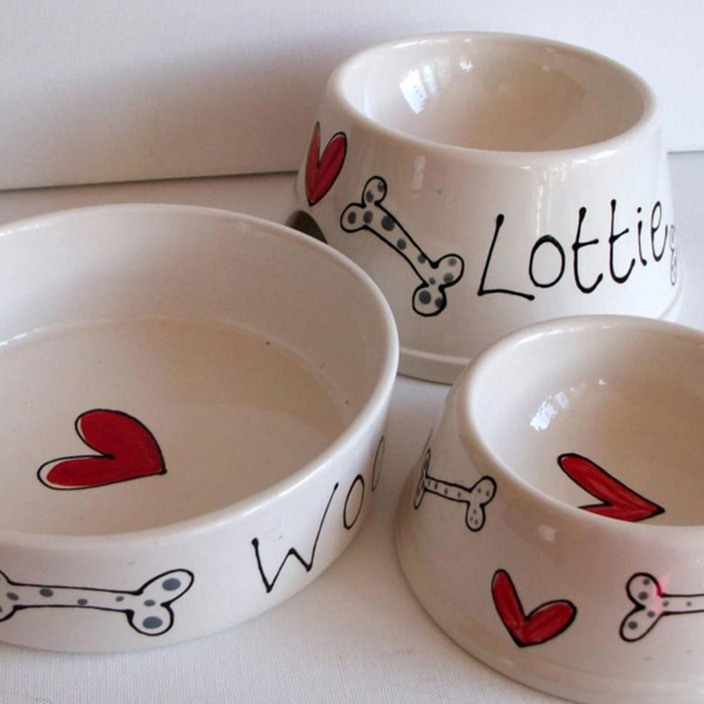 Personalized Dog Bowl with Angled Design - Hearts & Bones Pet Feeder for Small & Medium Dogs - Perfect for Home, Travel, and Outdoor Use