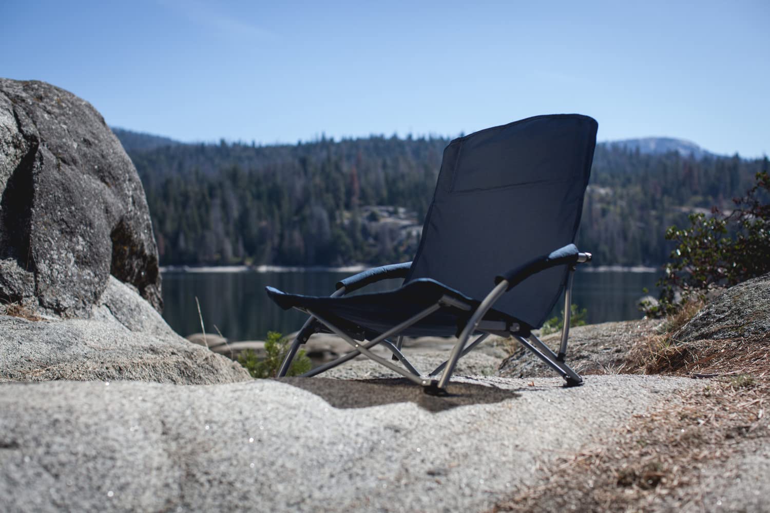 PICNIC TIME NCAA Tranquility Beach Chair with Carry Bag - Portable Low Profile Beach Chair for Adults - Lightweight Folding Lawn Chair for Beach, Pool, Camping, Backyard & Outdoor Relaxation
