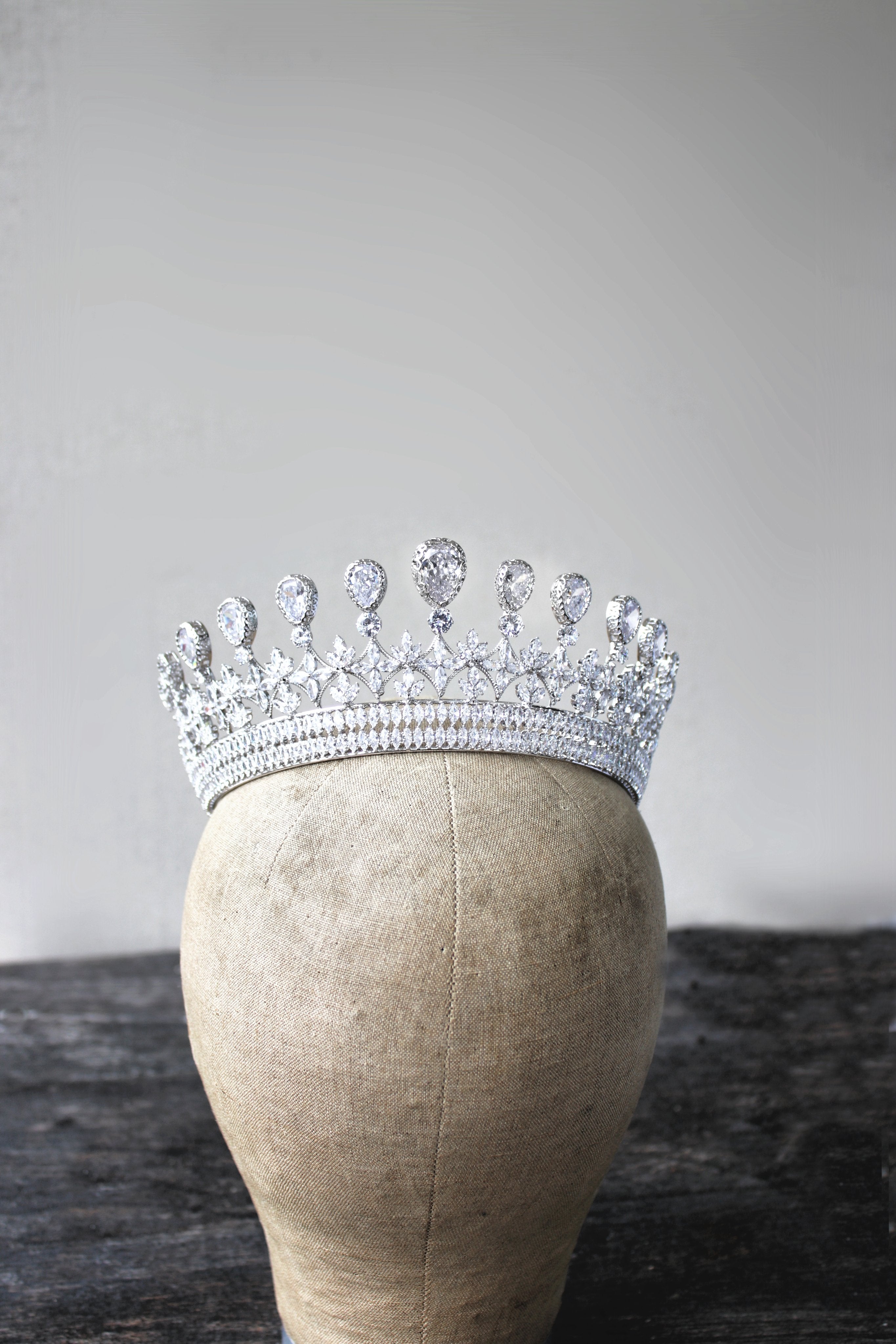 DELLA Wedding Crown - Elegant Bridal Tiara for Bride, Princess, Prom & Special Occasions | Perfect for Weddings, Pageants, Quinceañeras & Photo Shoots