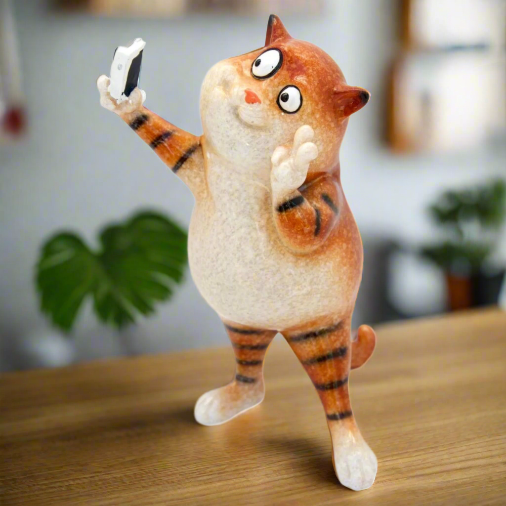 Ginger Fat Cat Taking Selfie Ceramic Ornament - Cute Handmade Home Decor for Cat Lovers | Perfect Gift for Christmas, Birthday & Housewarming | Funny Kitchen, Office & Shelf Decoration