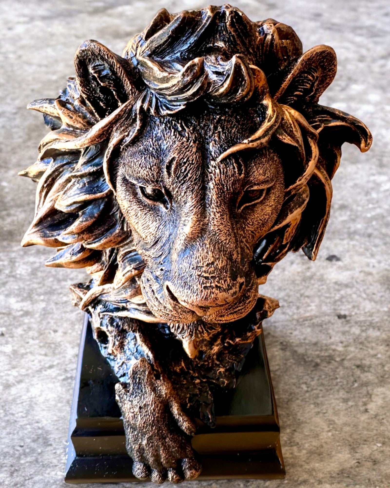 Royal Lion Majestic Decorative Figurine - Handcrafted Engraving Option, 2 Elegant Color Variants - Perfect Gift for Home Decor, Office Display & Special Occasions