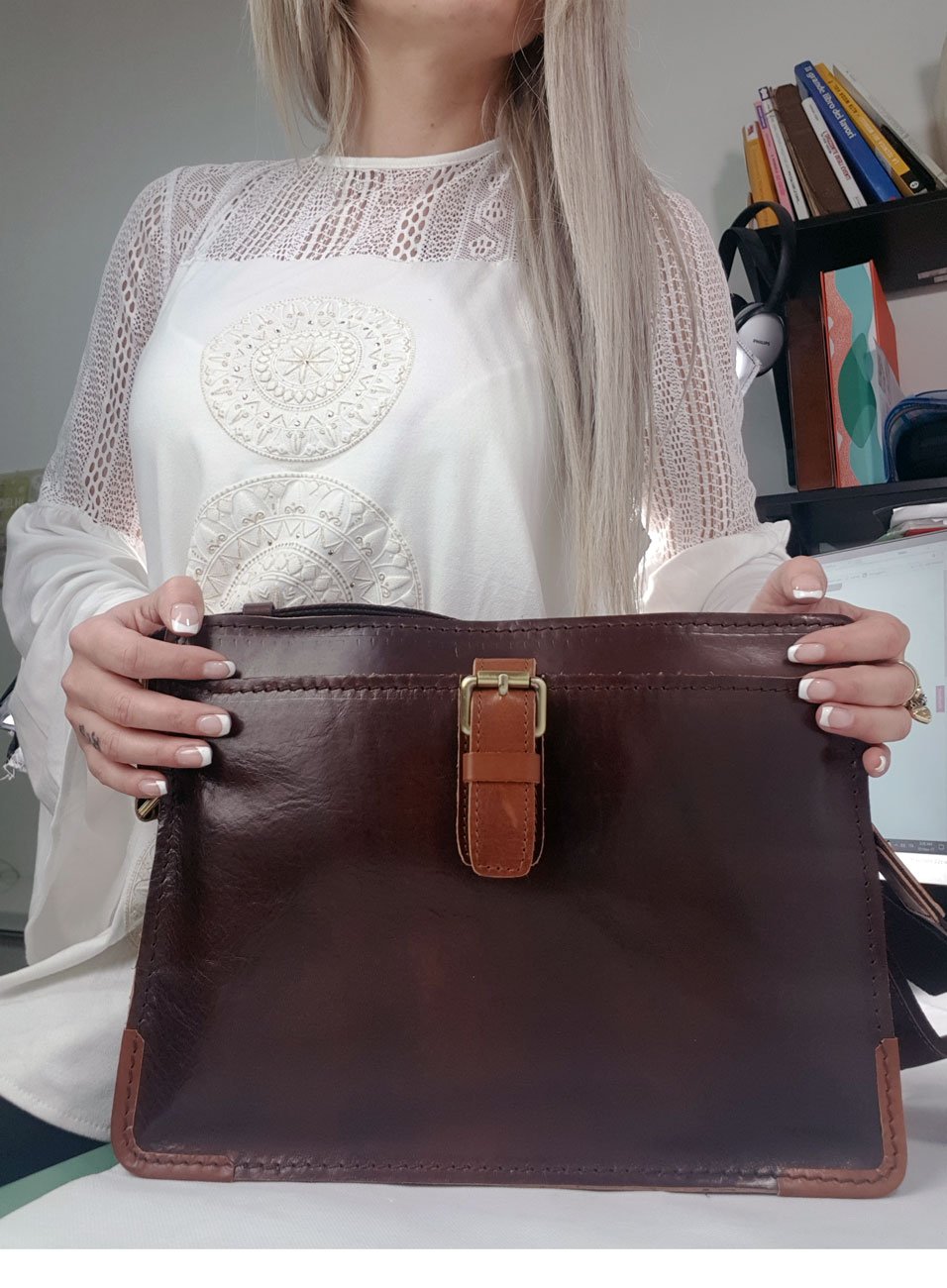 Genuine Italian Leather Messenger Bag for Tablet & iPad - Unisex Shoulder Bag for Men & Women - Perfect for Work, Travel & Daily Commute
