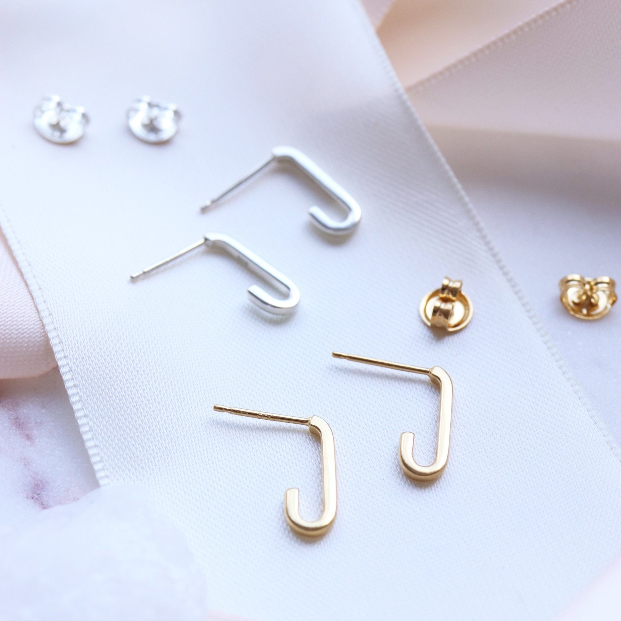 POISE Oval Huggie Hoops Earrings for Women - 14K Gold Plated Huggie Hoops - Minimalist Dainty Hoop Earrings for Everyday Wear & Special Occasions