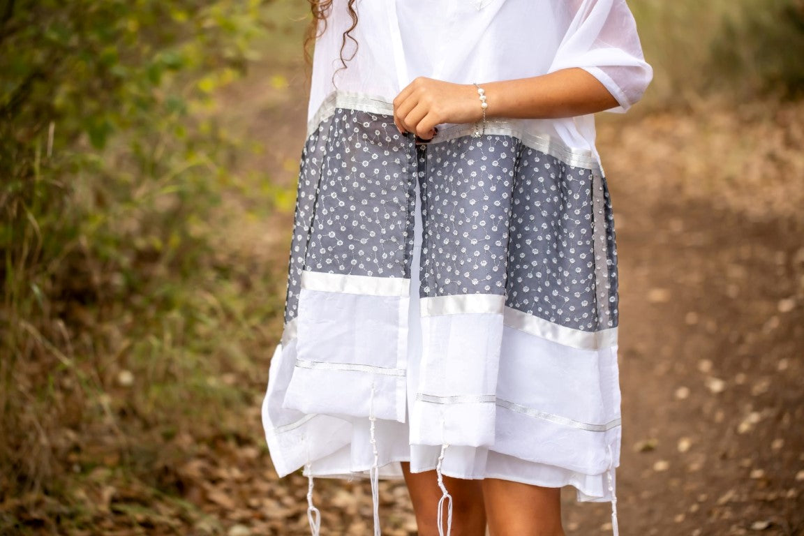 Handmade Sheer Tallit with Silver Dots - Elegant Women's Prayer Shawl for Synagogue & Jewish Ceremonies - Perfect for Bat Mitzvah, Wedding & Shabbat Services