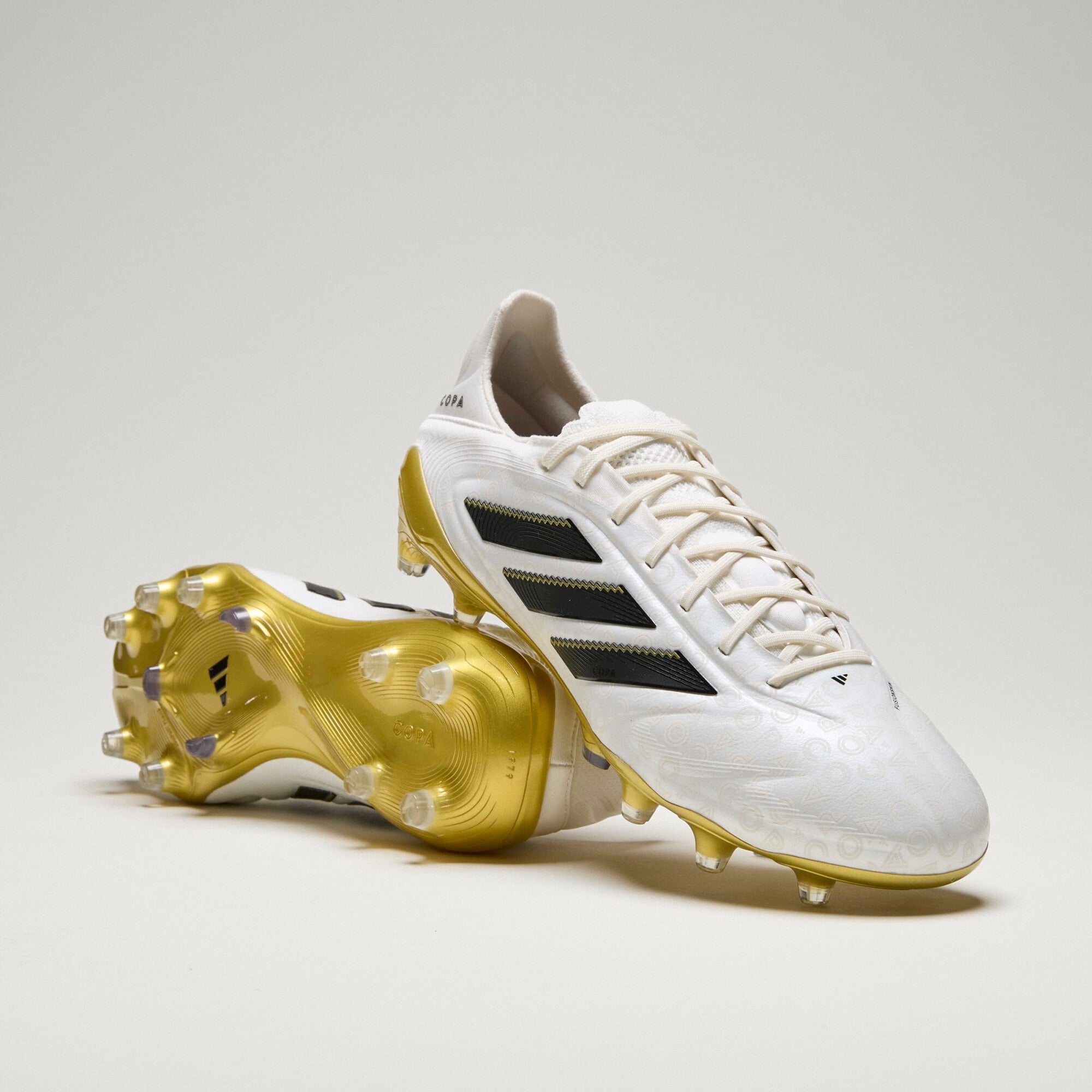 Zero Metallic / Core Black / Gold Metallic