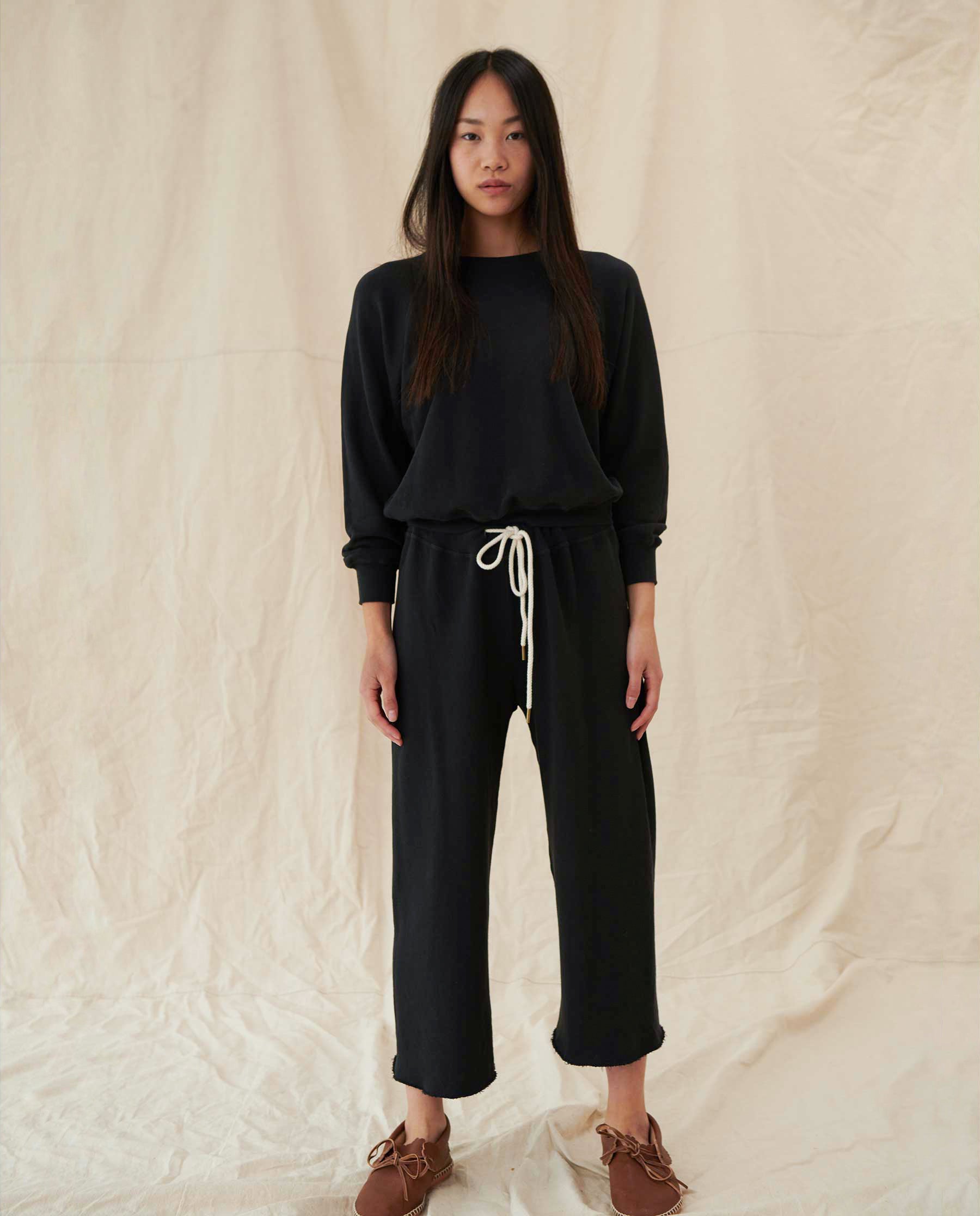 Shrunken Sweatshirt in Almost Black - Trendy Oversized Pullover for Women | Perfect for Casual Outfits, Layering & Cozy Loungewear