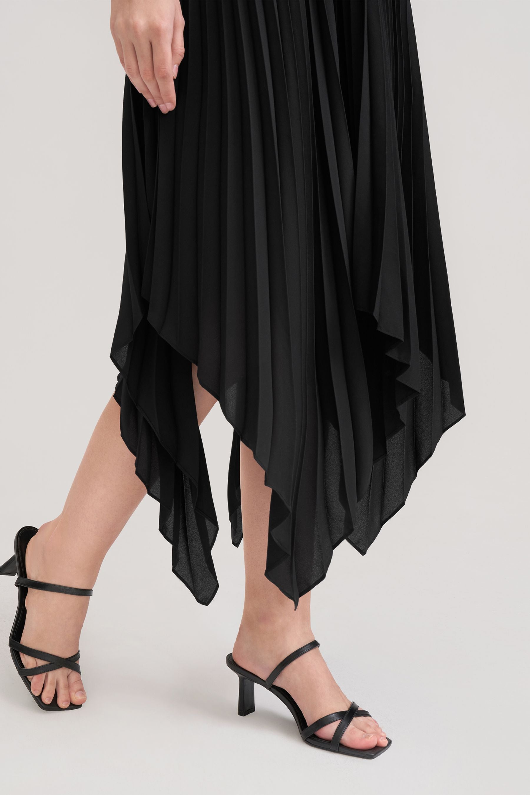 Elegant Pleated Silk Daisy Dress for Women - Flowy Summer Midi Dress with Floral Print - Perfect for Weddings, Parties & Beach Vacations