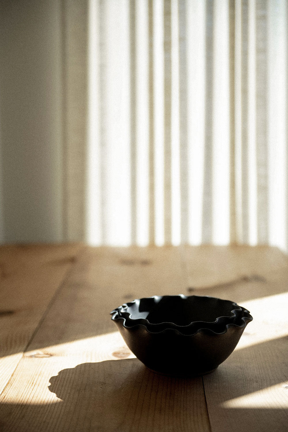 Premium Black Ceramic Wave Bowl - Elegant Serving Dish for Salads, Snacks & Desserts - Perfect for Dinner Parties & Home Decor