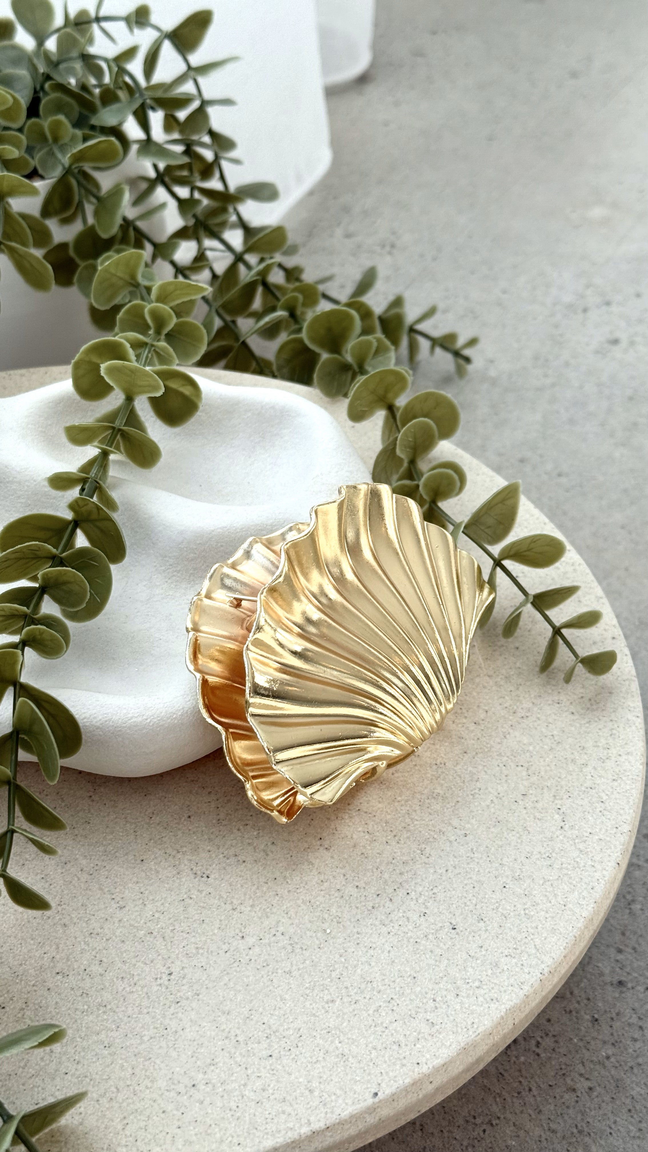 Large Gold Shell Claw Hair Clip for Women - Elegant Hair Accessory for Beach, Wedding & Everyday Styling
