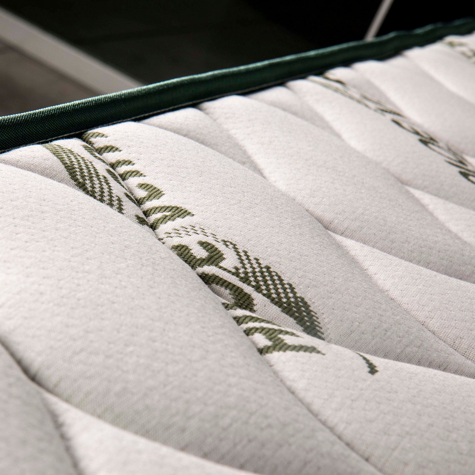 EVERGREENWEB - 20cm Thick Aloe Vera Memory Foam Mattress 140x200cm with Free Pillows | Breathable Eco-Friendly Fabric, Hypoallergenic, Fits All Bed Frames - Perfect for Back Pain Relief & Allergy Sufferers