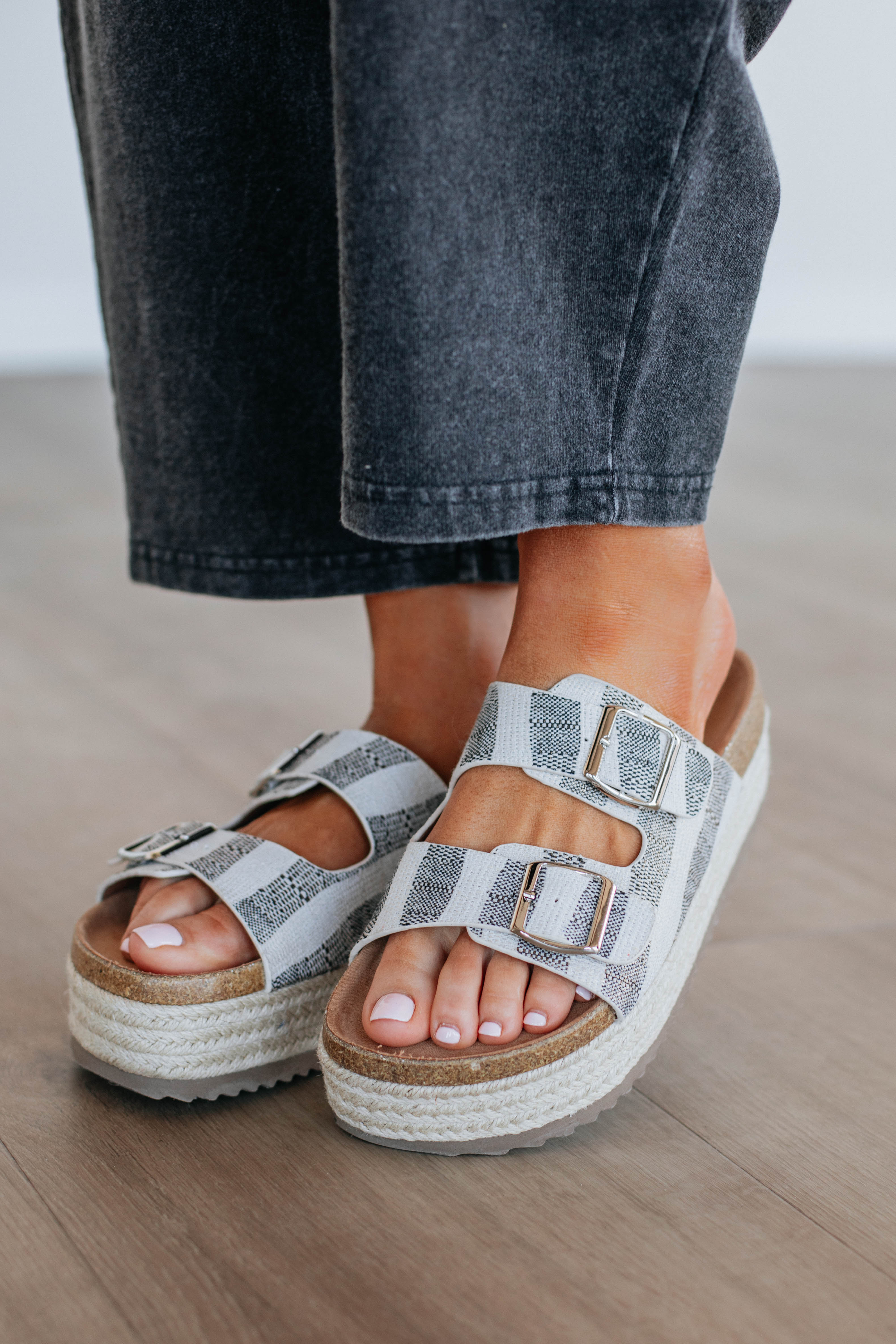 Effortless Edge Sandals - Women's Comfortable Slide Sandals for Summer | Casual Beach Walking, Vacation Outfits, Poolside Lounging