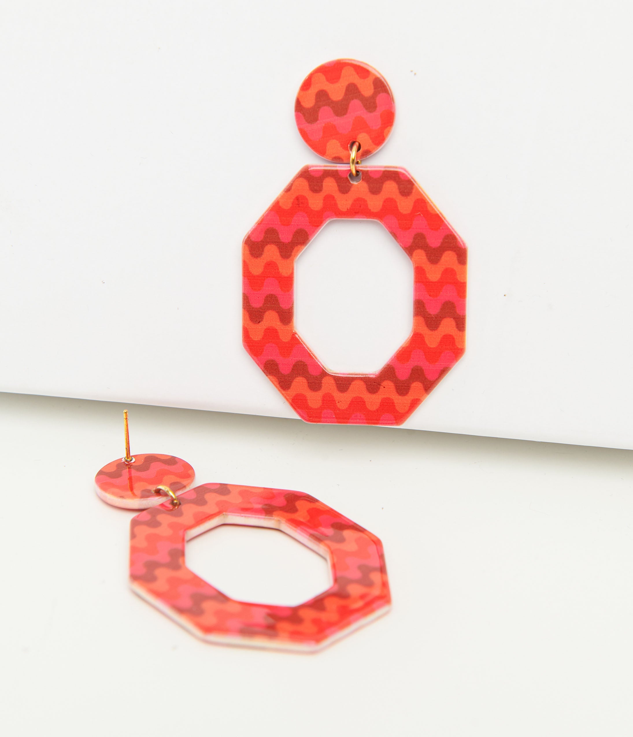 Vintage 1970s Orange and Red Chevron Octagon Earrings - Retro Dangle Clip-On Earrings for Women, 70s Inspired Fashion Jewelry - Perfect for Parties, Costumes, and Boho Outfits