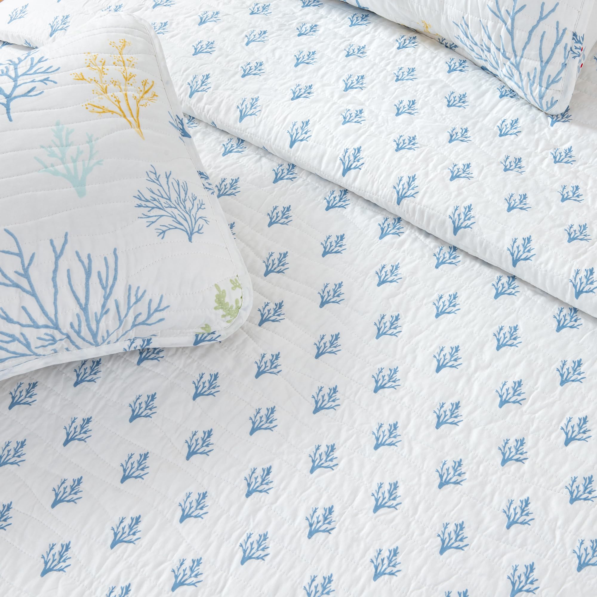 Full/Queen Coastal Quilt Bedding Set - Lightweight Reversible Summer Beach Quilt with Shams | 3-Piece Nautical Bedspread for All Seasons | Maldives Coral Collection | Perfect for Beach House, Guest Room & Coastal-Themed Bedrooms