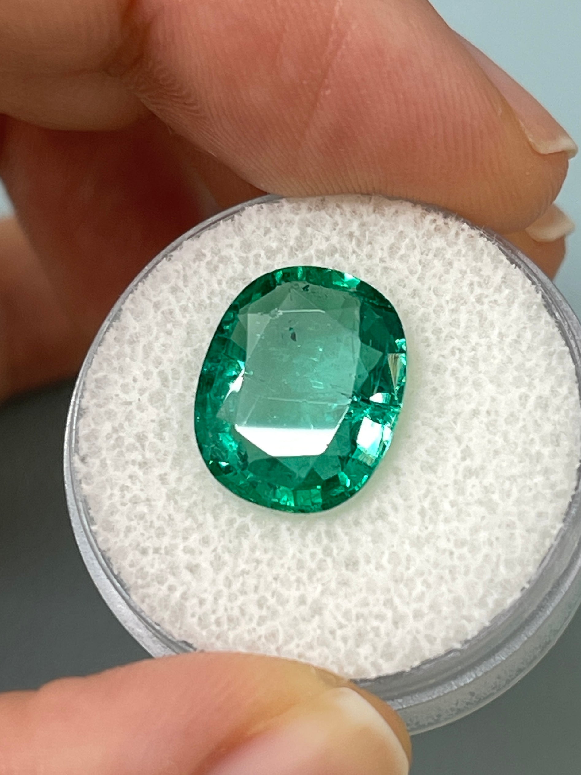 5.09 Carat 13x11mm Natural Zambian Emerald - Bubbly Hybrid Cushion/Oval Cut Loose Gemstone for Jewelry Making & Engagement Rings
