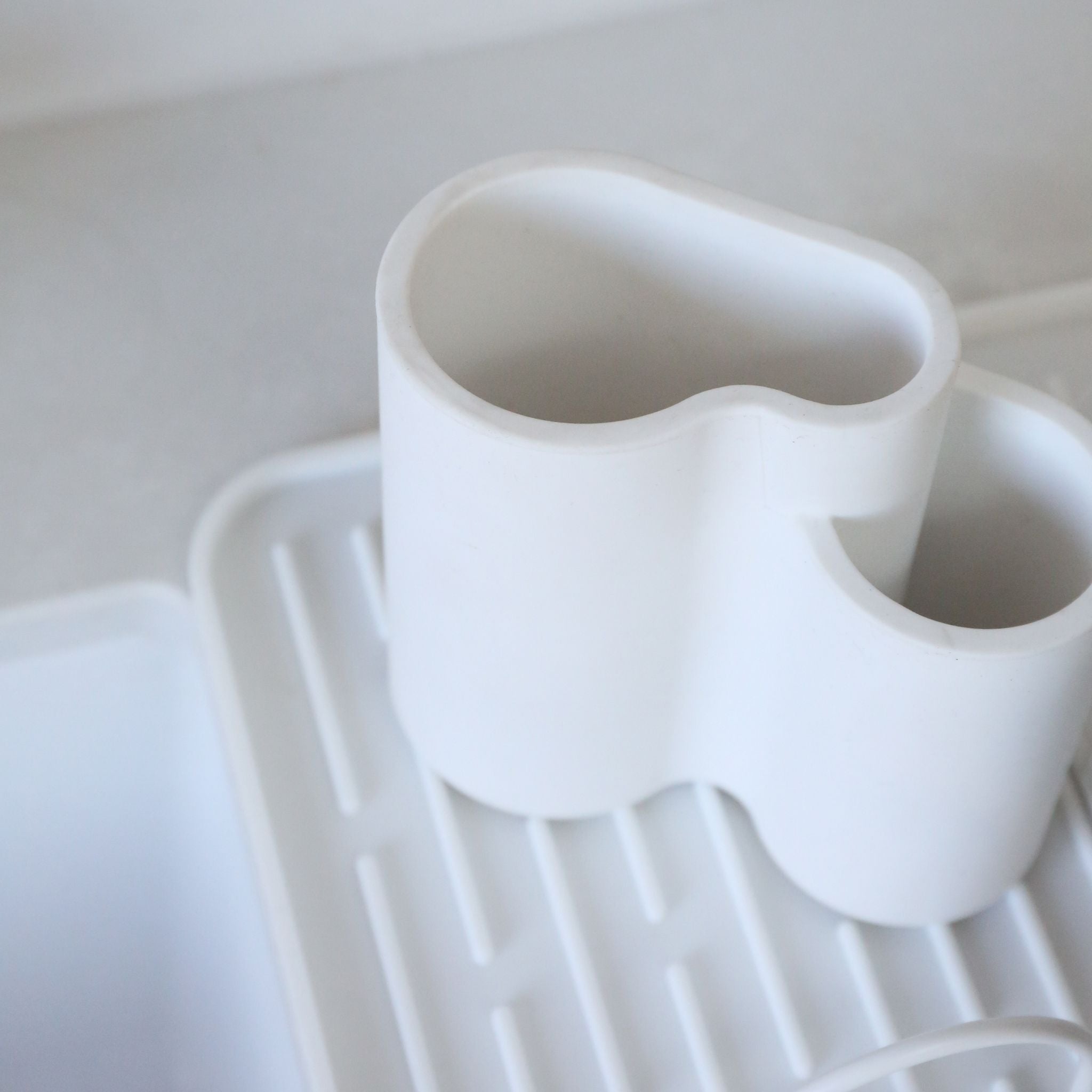 DESIGNSTUFF Stainless Steel Cutlery Drainer & Holder - White | Utensil Organizer for Kitchen Countertop | Perfect for Drying & Storing Forks, Spoons, Knives - Ideal for Small Spaces & Modern Kitchens