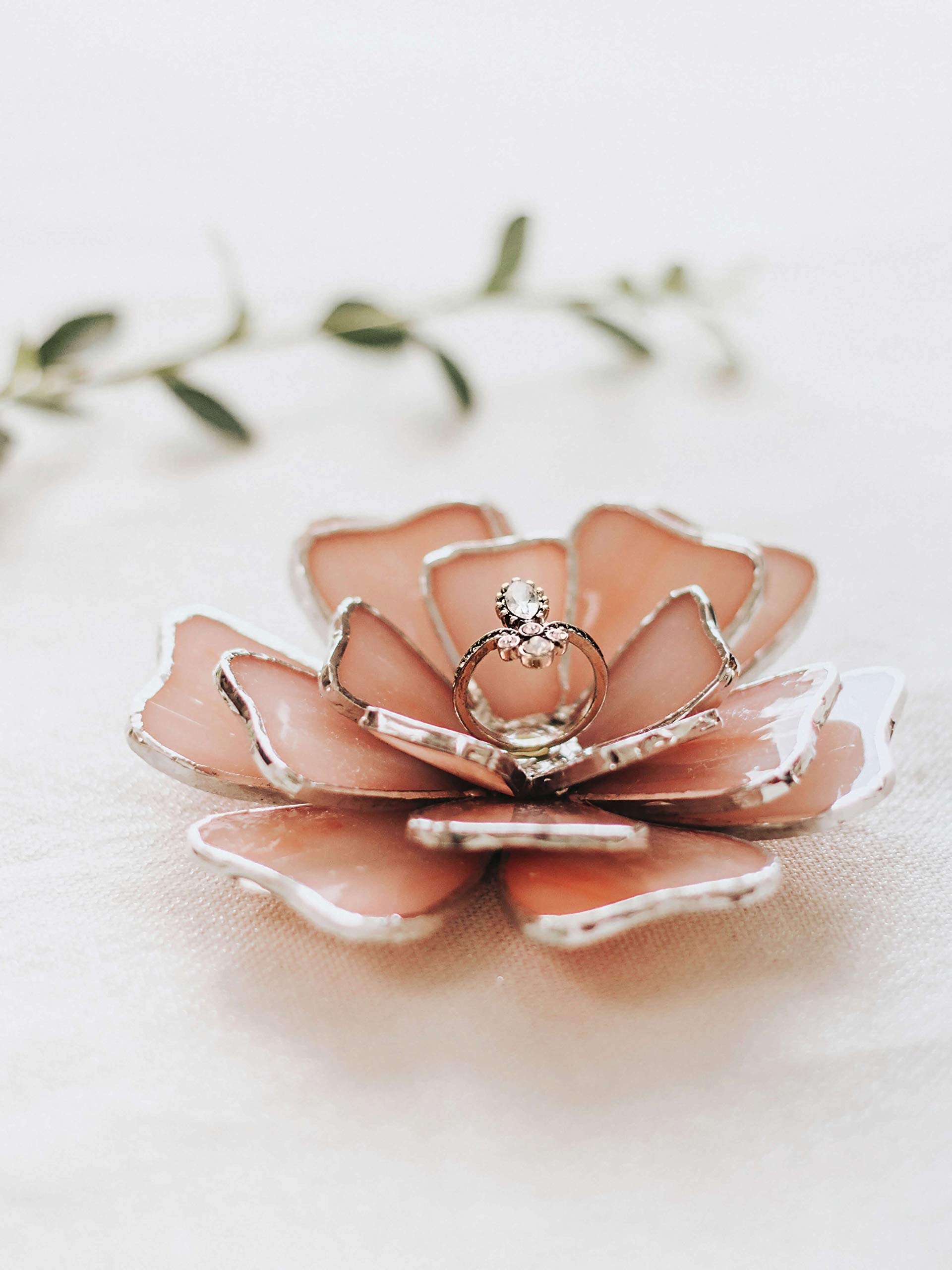 Opalescent Glass Flower Ring Holder - Elegant Wedding Ring Dish for Bride & Bridesmaids | Perfect Valentines Day Gift for Her, Engagement Ring Keeper & Flower Girl Gift in Dusty Rose | Ideal for Home Decor, Jewelry Storage & Special Occasions