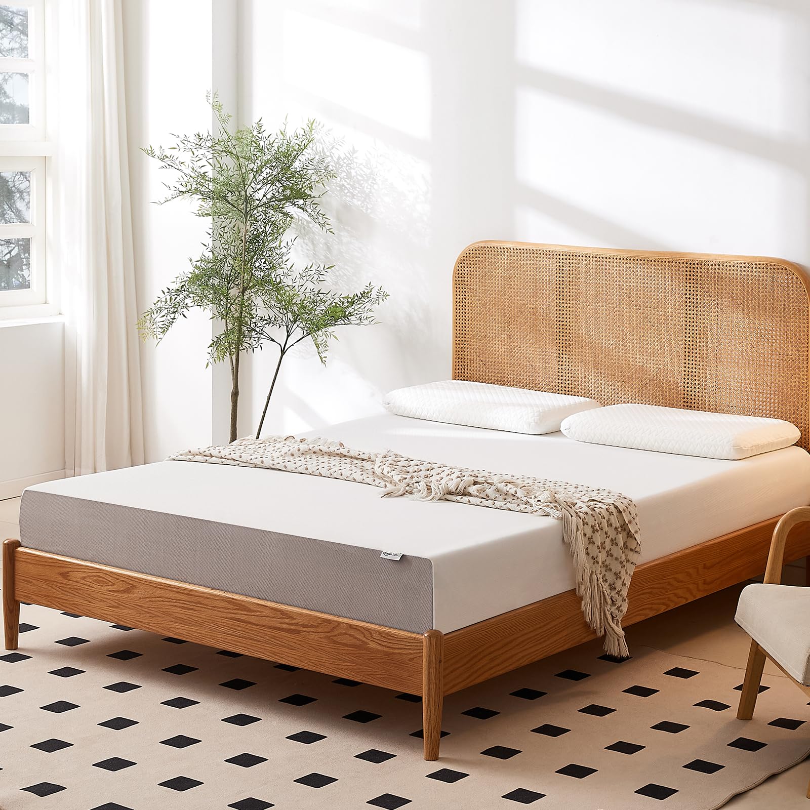 Amazon Basics 8 Inch Queen Memory Foam Mattress - Medium Firm Support, Pressure Relief, CertiPUR-US Certified, White & Grey - Perfect for Bedrooms, Guest Rooms & Dorm Rooms