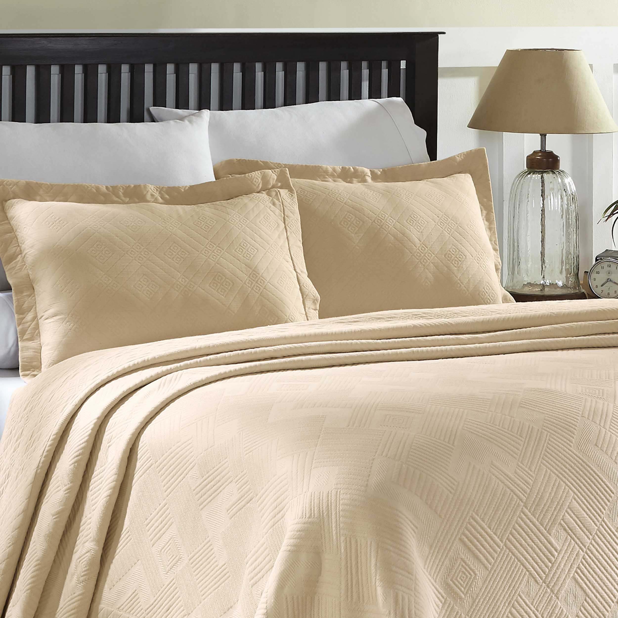 Geometric Fret Cotton Jacquard Matelasse Scalloped Bedspread Set - Queen Size Luxury Bedding for Modern Bedrooms | Perfect for Guest Rooms & Master Suites
