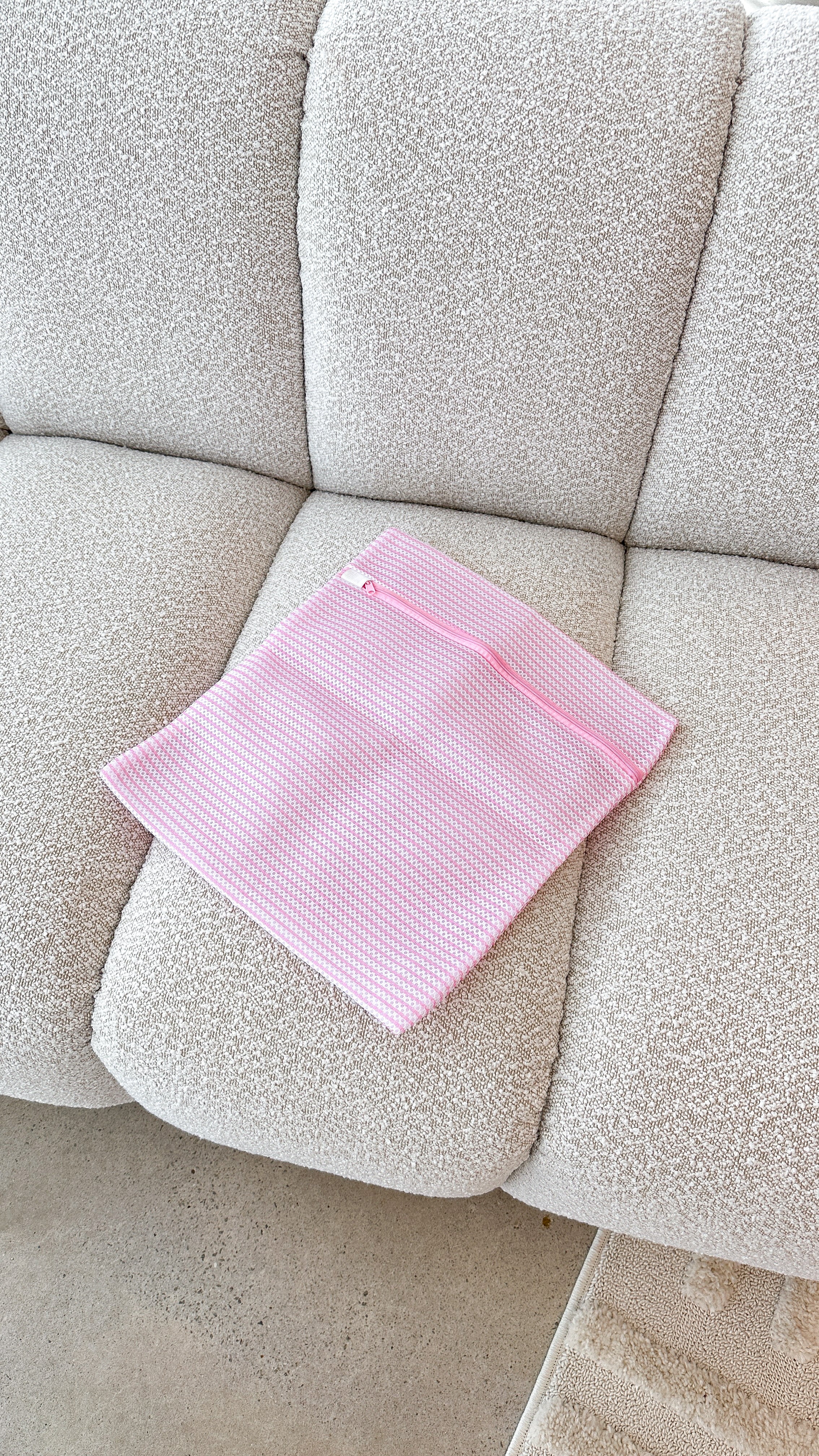 Delicate Lingerie Wash Bag for Bras & Underwear - Pink & White Mesh Laundry Protector | Perfect for Travel, Gym & Hand Washing
