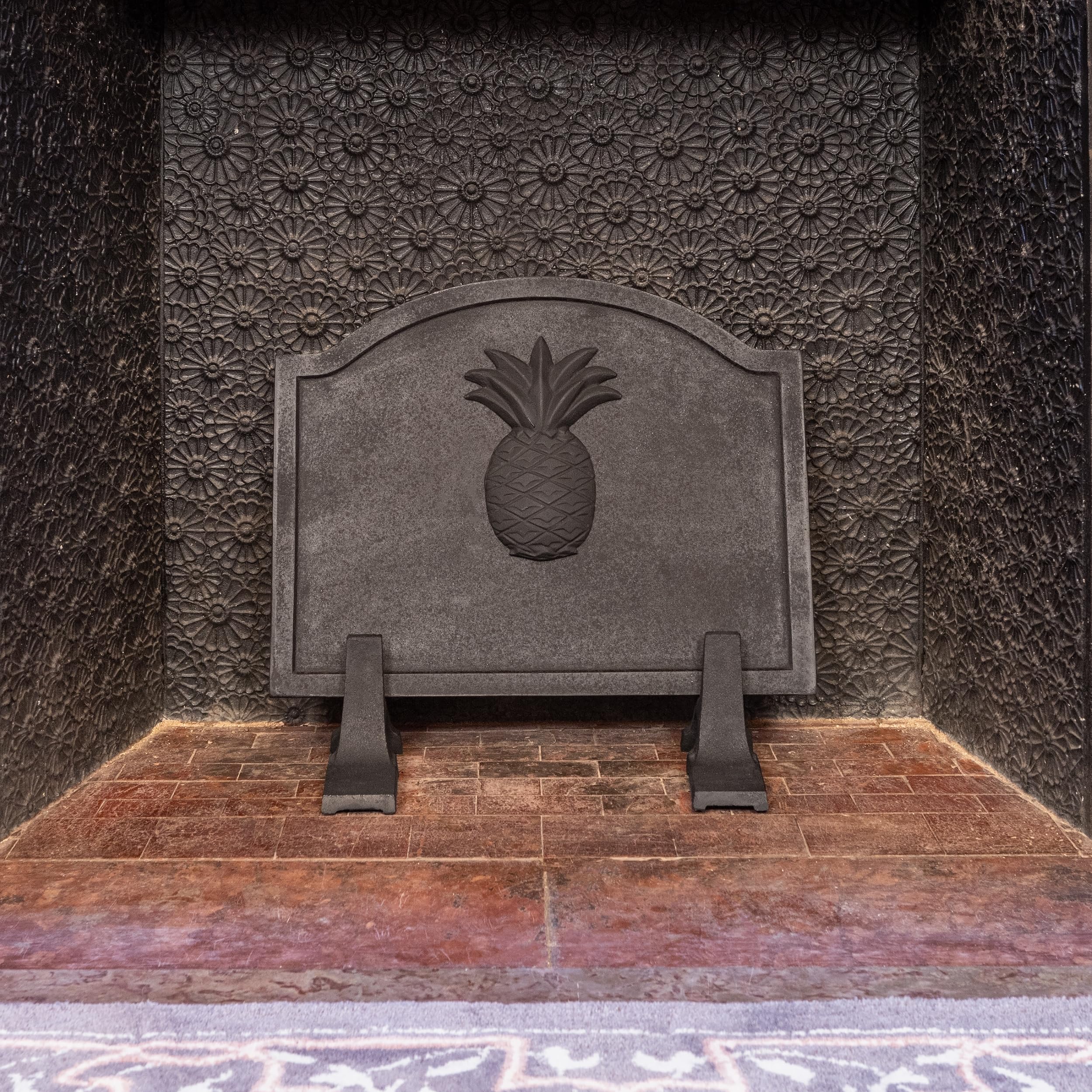 Small Pineapple Cast Iron Fireback - Decorative Fireplace Back Panel for Rustic & Traditional Home Decor - Perfect for Fireplace Protection & Heat Reflection in Living Rooms, Bedrooms, and Cabins