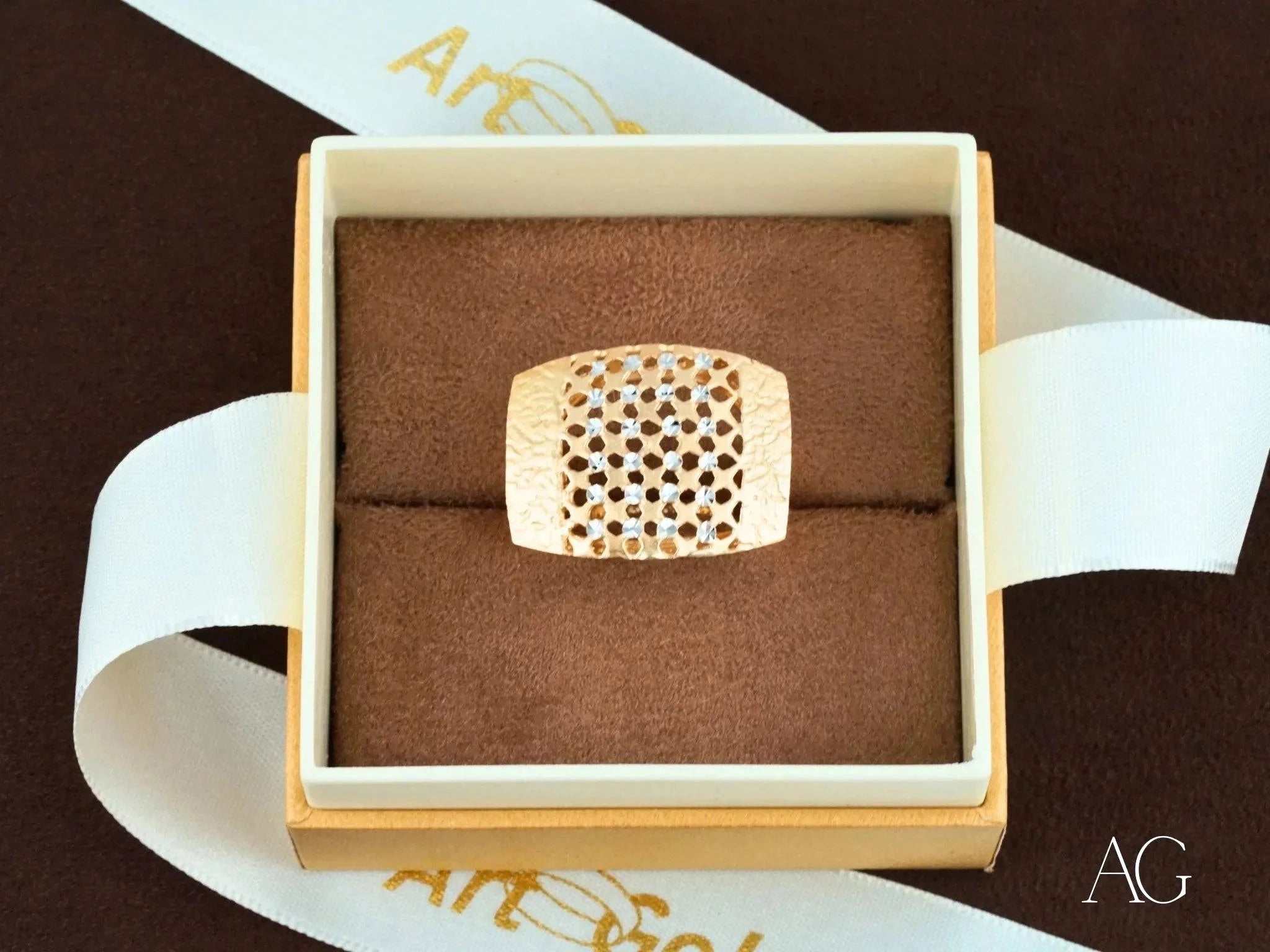 Elegant Diamond Cut 18K Yellow Gold Ring for Women - Timeless Wedding, Engagement & Anniversary Jewelry Gift