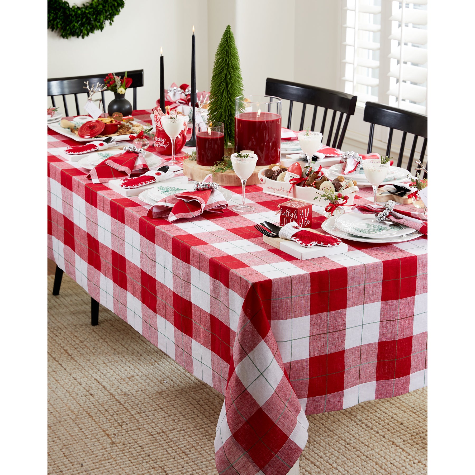 Festive Plaid Tablecloth for Christmas - Holiday Dining Decor, Perfect for Parties & Family Gatherings