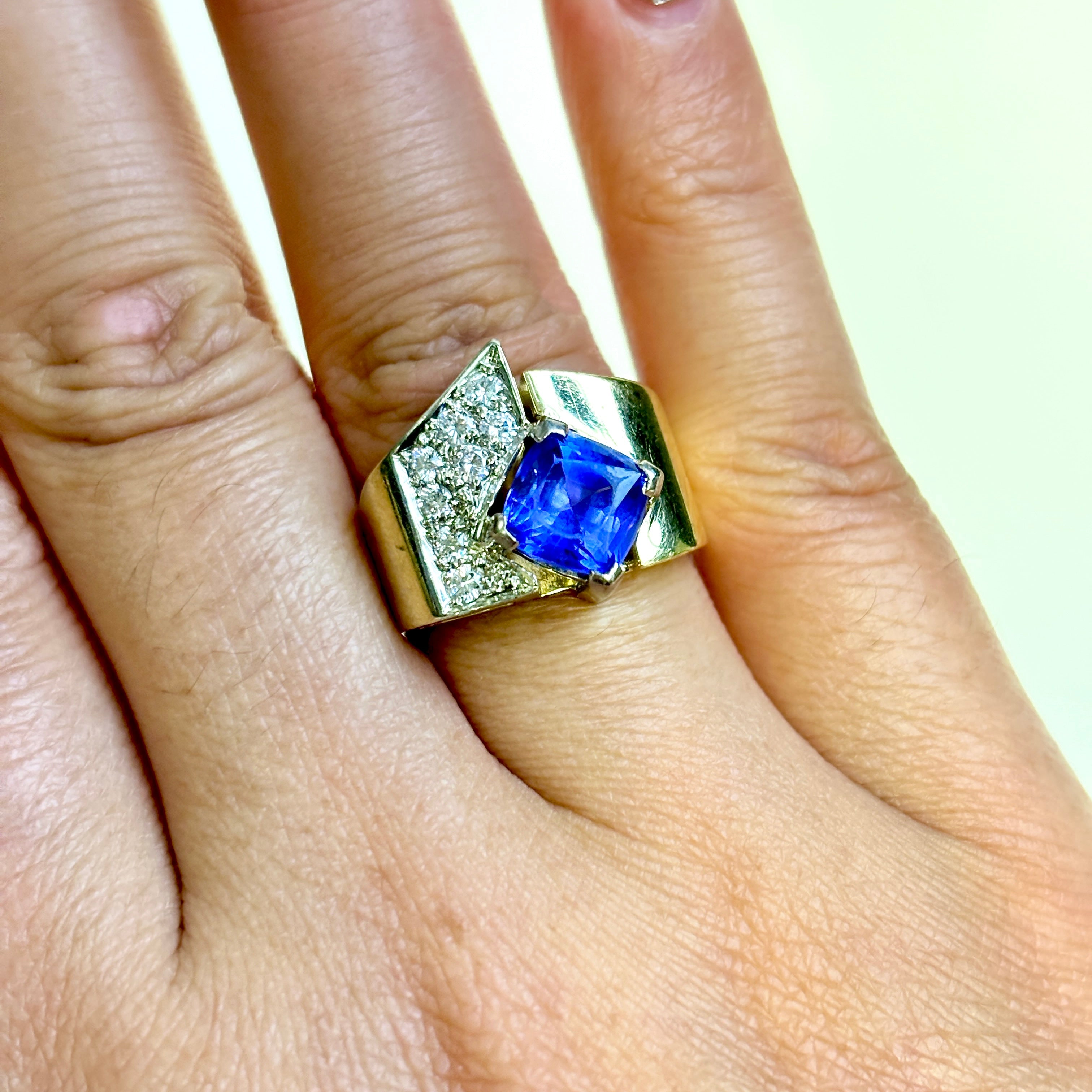 18K Yellow Gold Tanzanite and Diamond Ring - 0.82ct Tanzanite & 0.32ctw Diamonds - Size 6.75 - Elegant Engagement, Wedding, or Anniversary Jewelry Gift for Women
