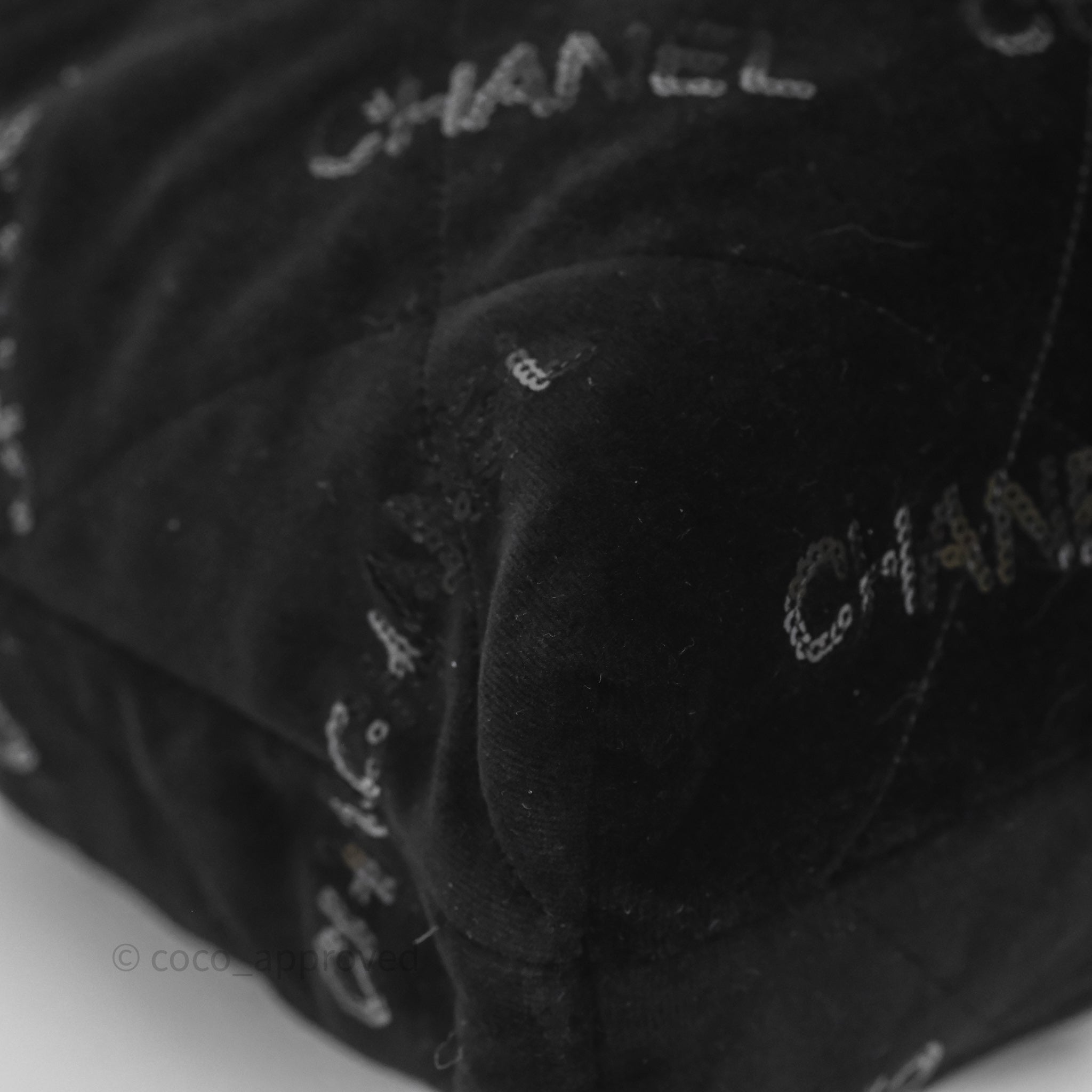Chanel 22 Medium Handbag with Sequins Logo in Black Velvet - Perfect for Evening Parties, Date Nights & Luxury Fashion Events