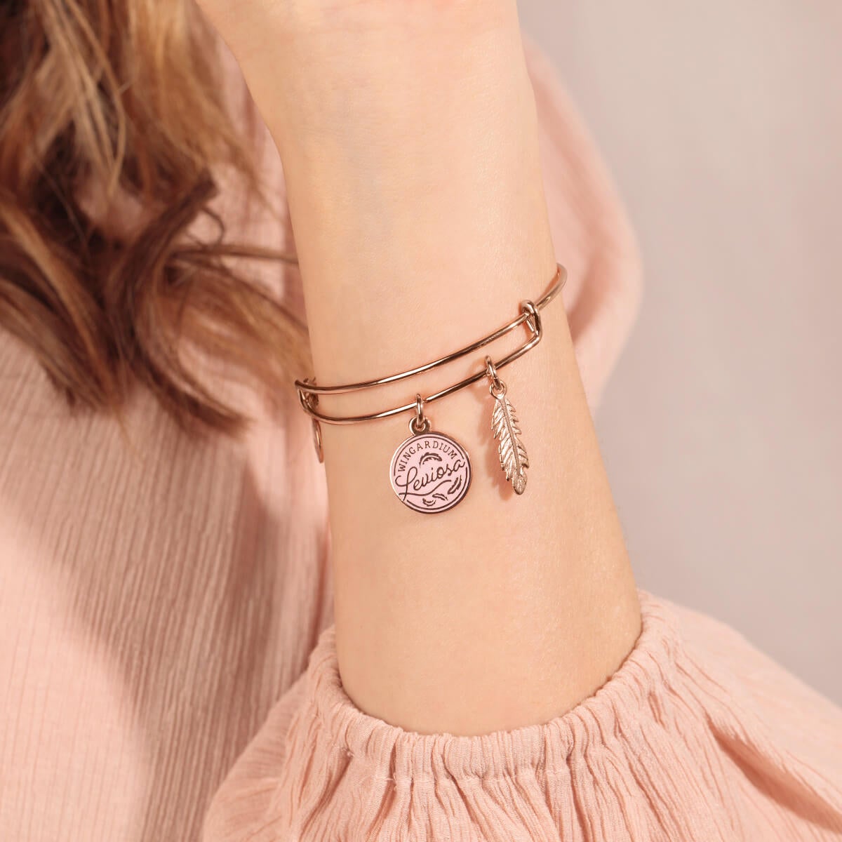 Harry Potter™ 'Leviosa' & Feather Charm Bangle - Magical Jewelry for Fans, Perfect for Cosplay, Halloween & Gift Giving