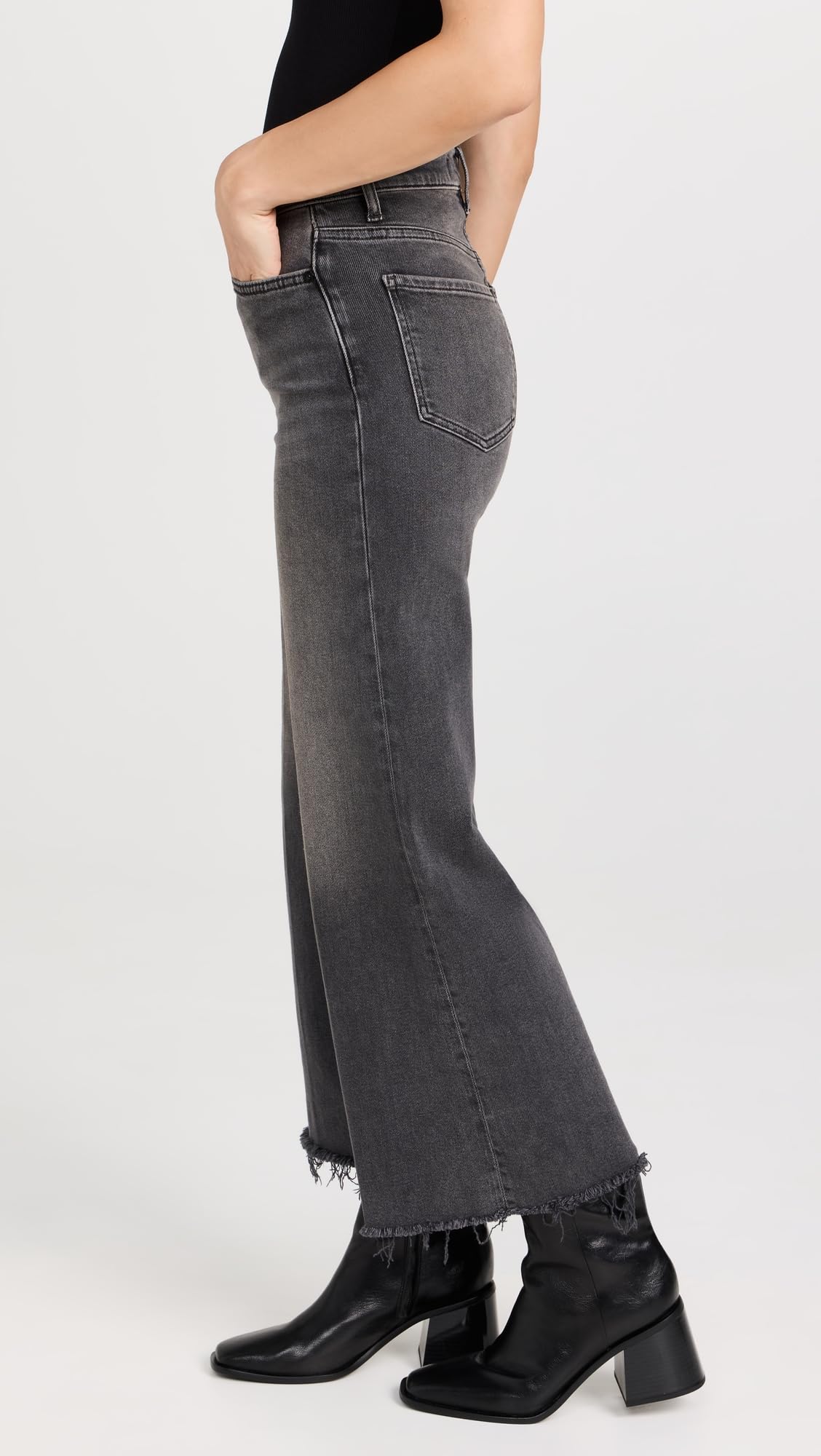 7 For All Mankind Women's Ultra High Rise Cropped Jeans - Slimming Stretch Denim Pants for Casual & Night Out | Perfect for Date Nights, Brunch & Weekend Wear