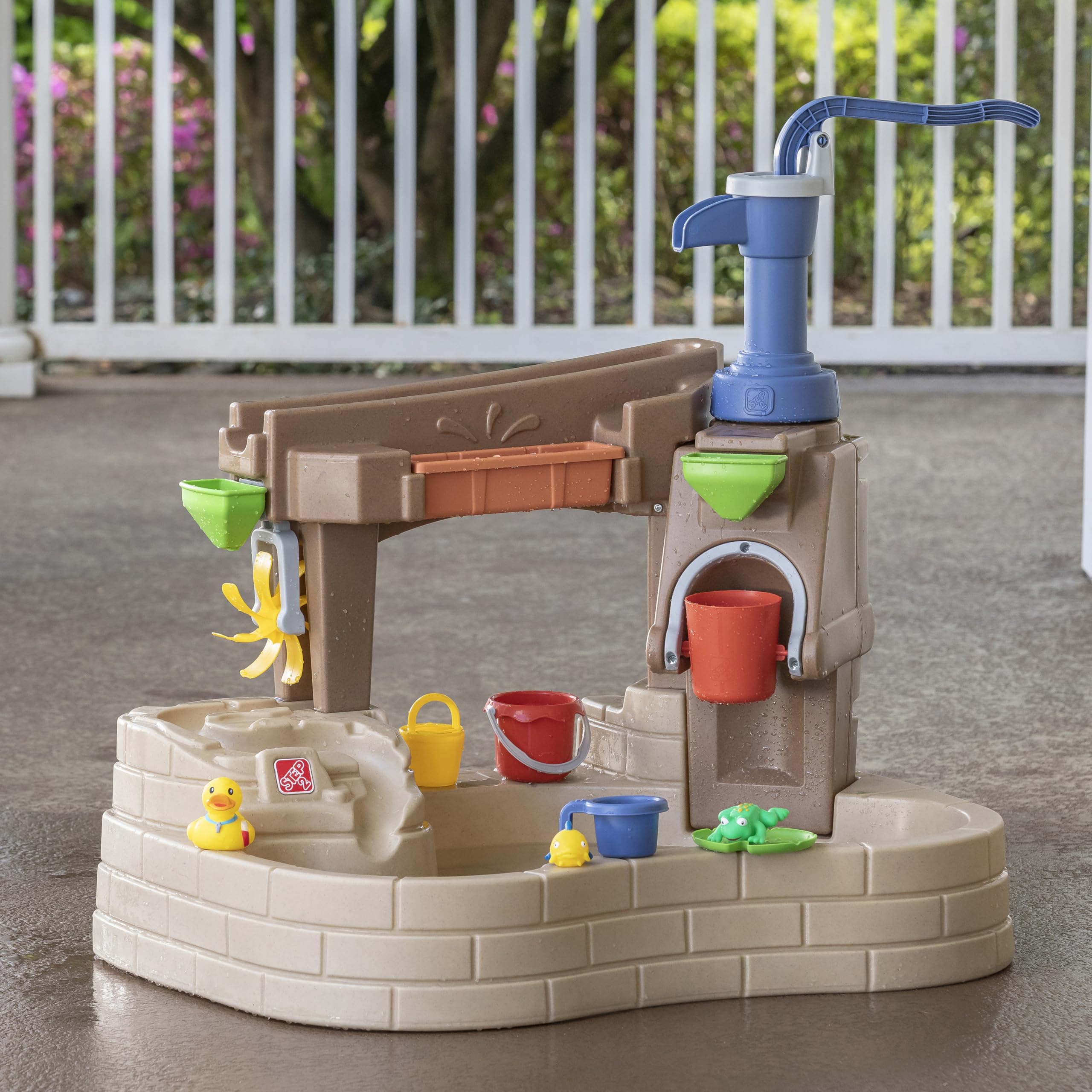 Step 2 Pump & Splash Discovery Pond Water Table - Outdoor Sensory Play Toy for Toddlers Ages 2+ with 10 Accessories - Summer Water Activity Table for Kids - Perfect for Backyard, Patio & Preschool Play