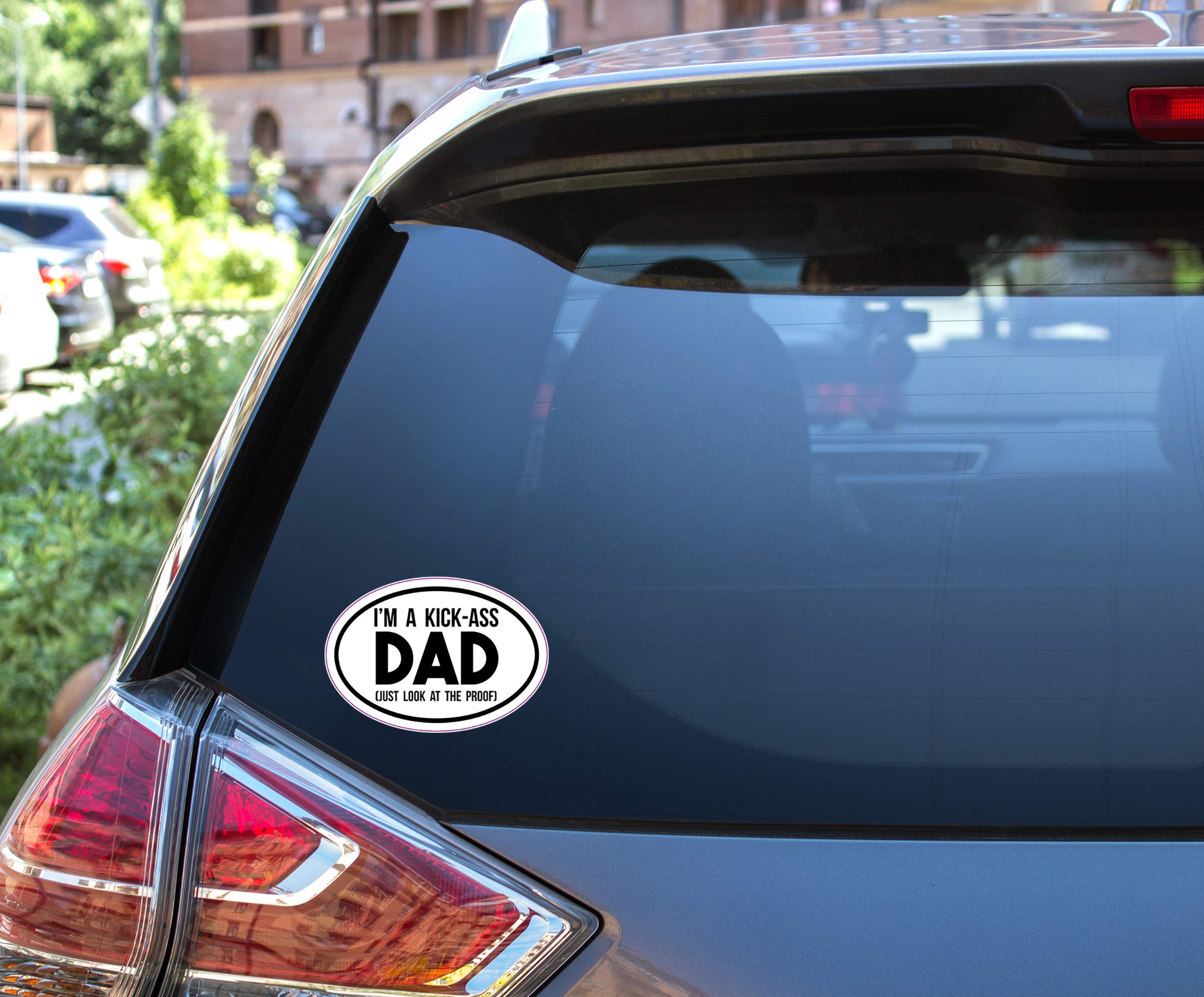 Funny Oval 'I Am a Kick Ass Dad' Bumper Sticker - Best Father's Day Gift - Waterproof Vinyl Decal for Cars, Laptops & Windows - Perfect for Proud Dads & Father's Day Celebrations