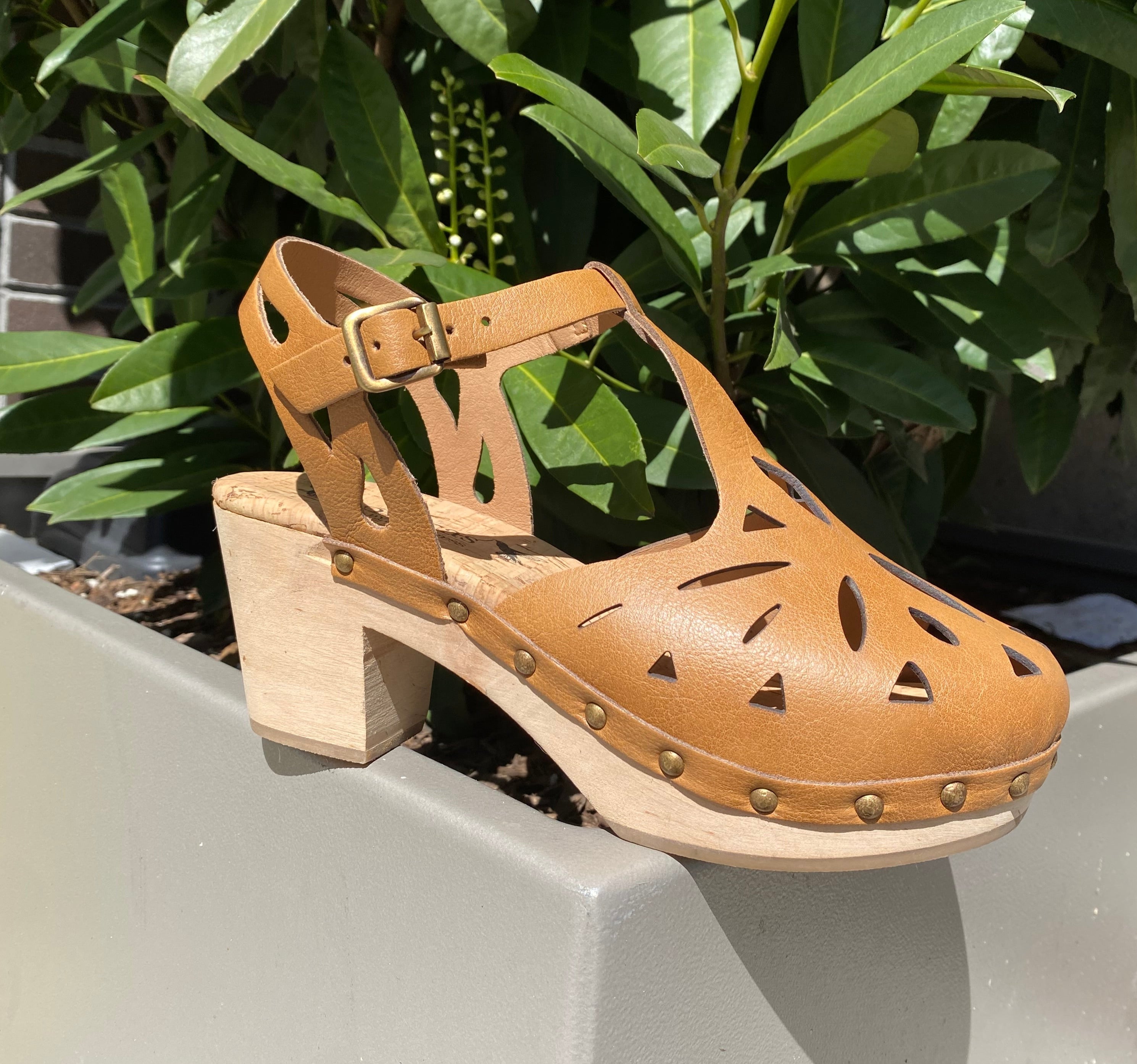 Novacas Esther Clog in Camel - Comfortable & Stylish Slip-On Shoes for Women - Perfect for Casual Wear, Work & Outdoor Activities